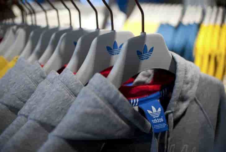 Résultats en baisse pour Adidas, fronde des actionnaires