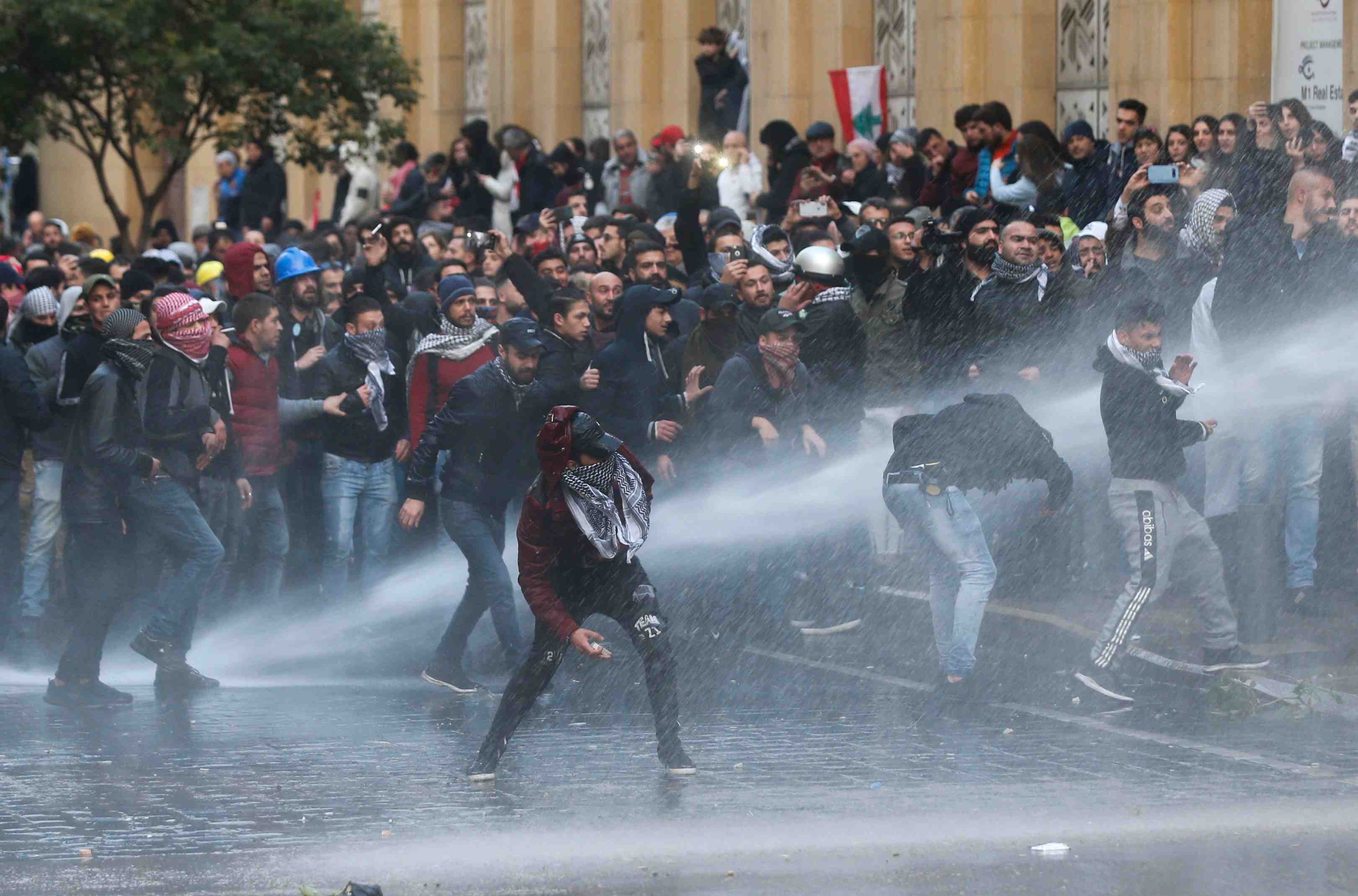 Liban: face-a-face entre police et manifestants pres du parlement