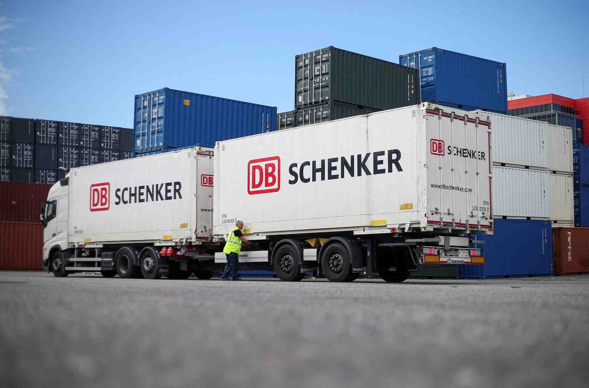 Des camions db schenker lors d'une visite de presse de l'unite logistique de la deutsche bahn schenker, dans le port de hambourg