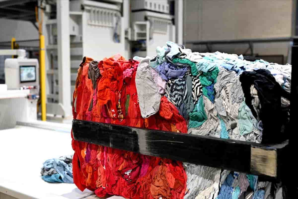 Jusqu'à peu, il n'existait pas, en France, de centre complètement automatisé, capable de trier les textiles usagés par couleur ou par matière.