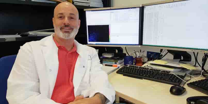 Spécialiste en biochimie et protéomique clinique, Christophe Hirtz est professeur à la Faculté d'odontologie de l'Université de Montpellier, et gère la plateforme protéomique clinique du CHU de Montpellier.