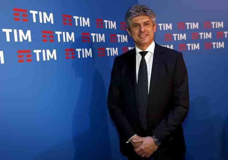 Le patron de telecom italia negocie son depart