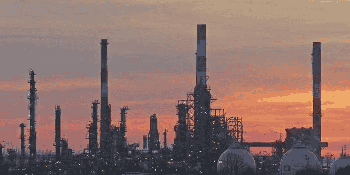 Total parle de "perte importante" pour la greve des raffineries