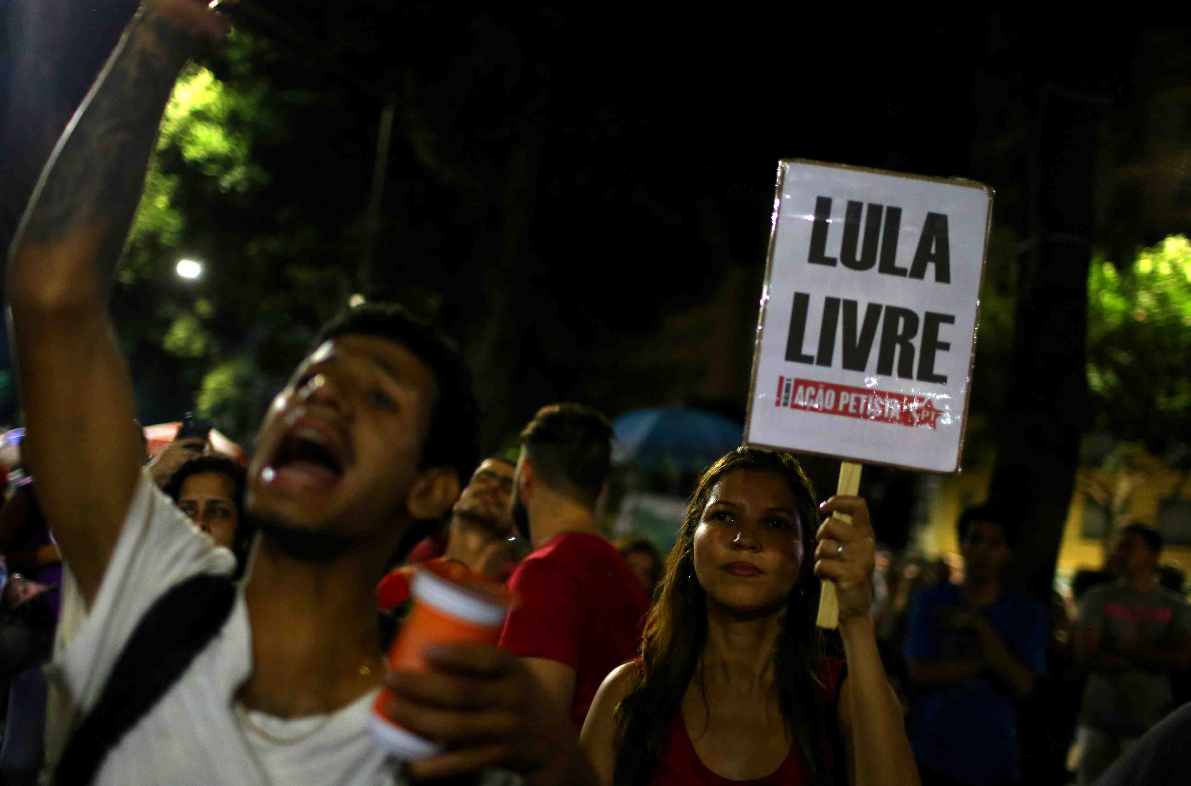 Bresil: lula refuse de se livrer, saisit le tribunal supreme