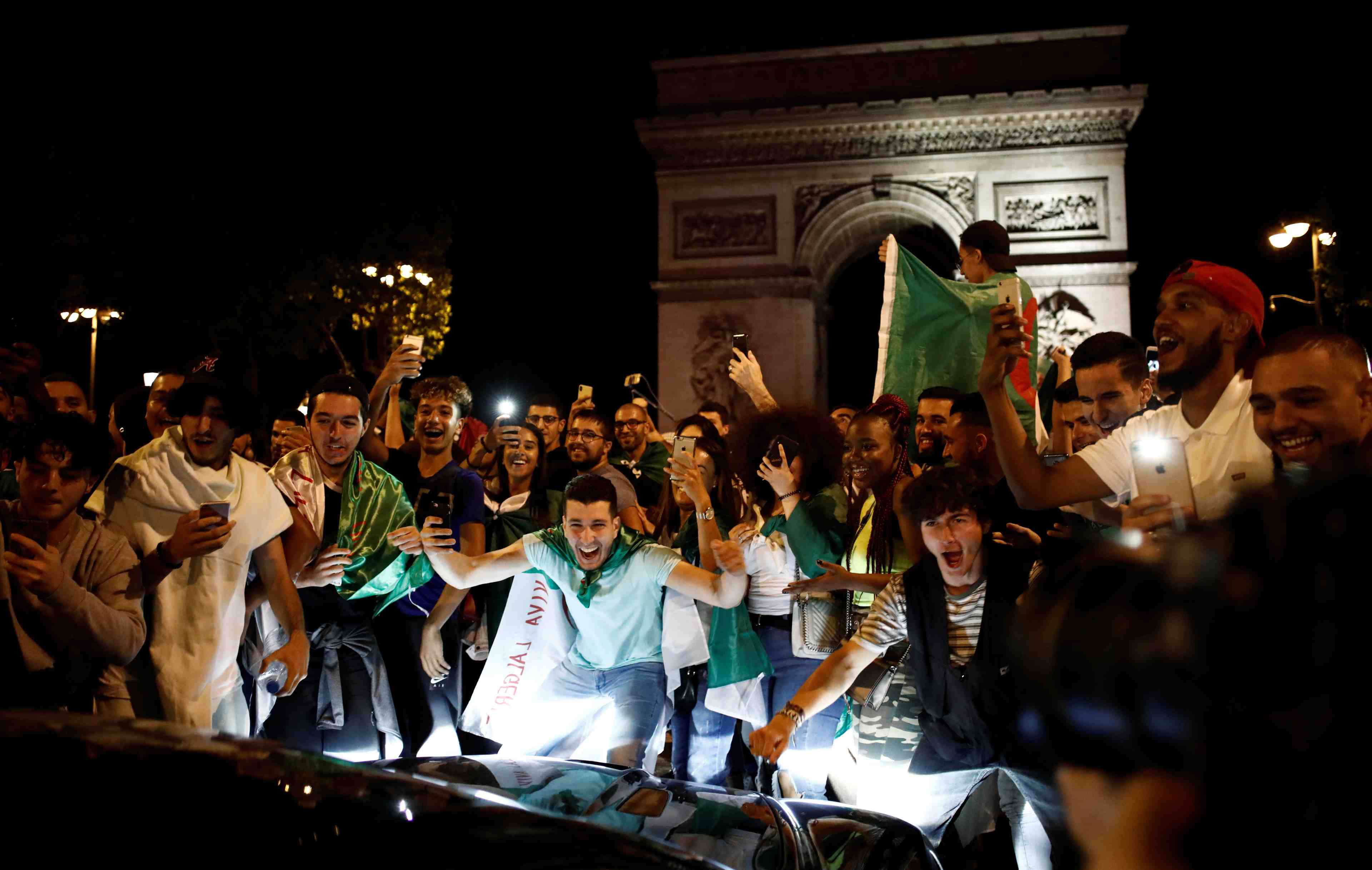 Pres de 200 interpellations apres la victoire de l'algerie a la can