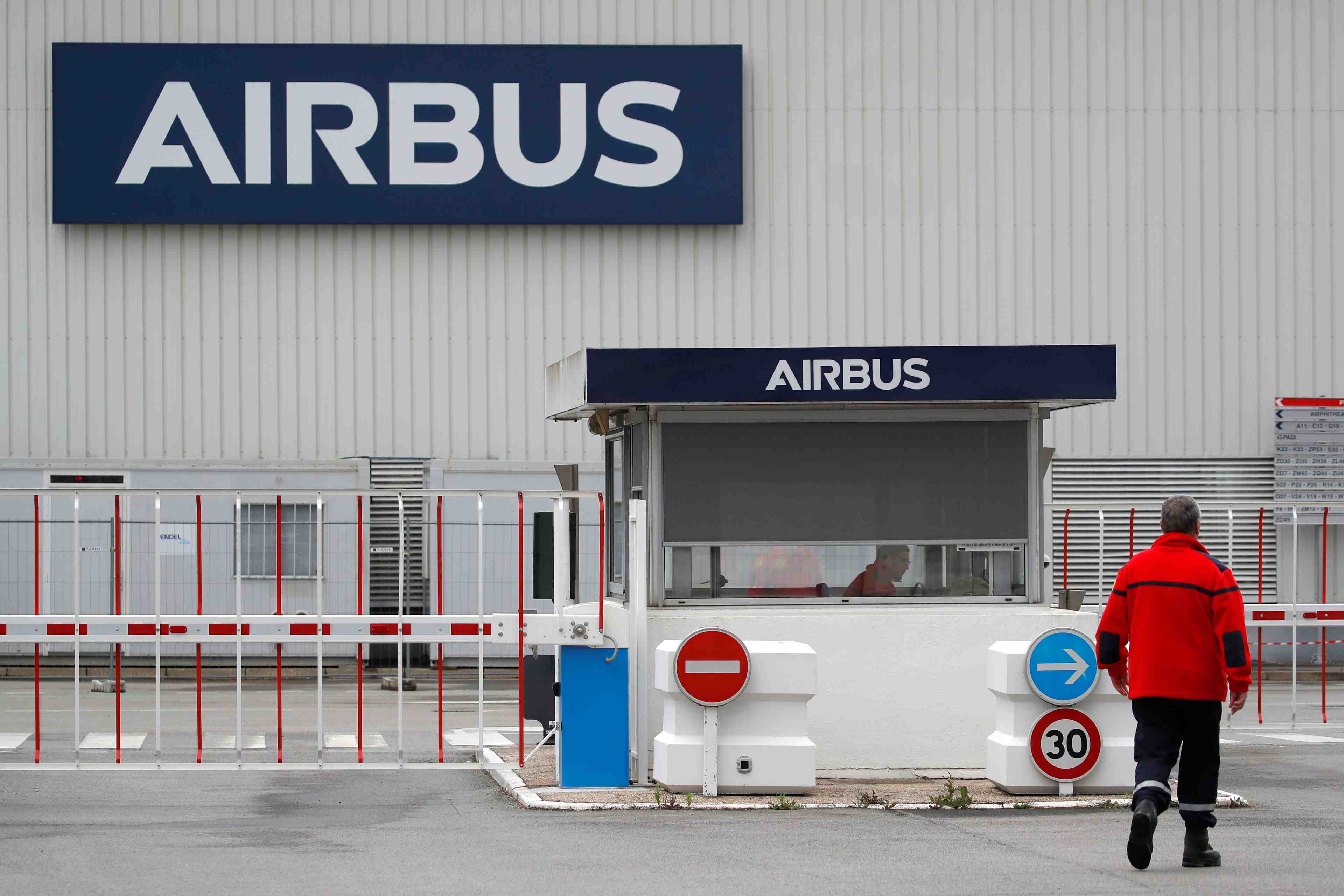 Airbus reflechit a une restructuration qui pourrait impliquer des licenciements