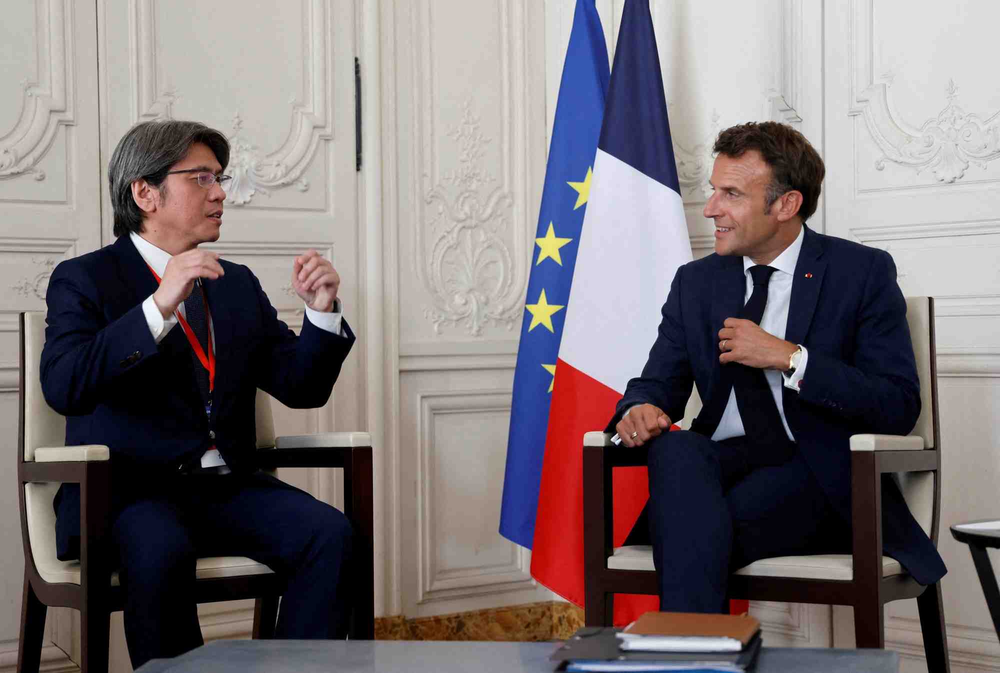 Le president francais emmanuel macron s'entretient avec vincent yang, pdg de prologium