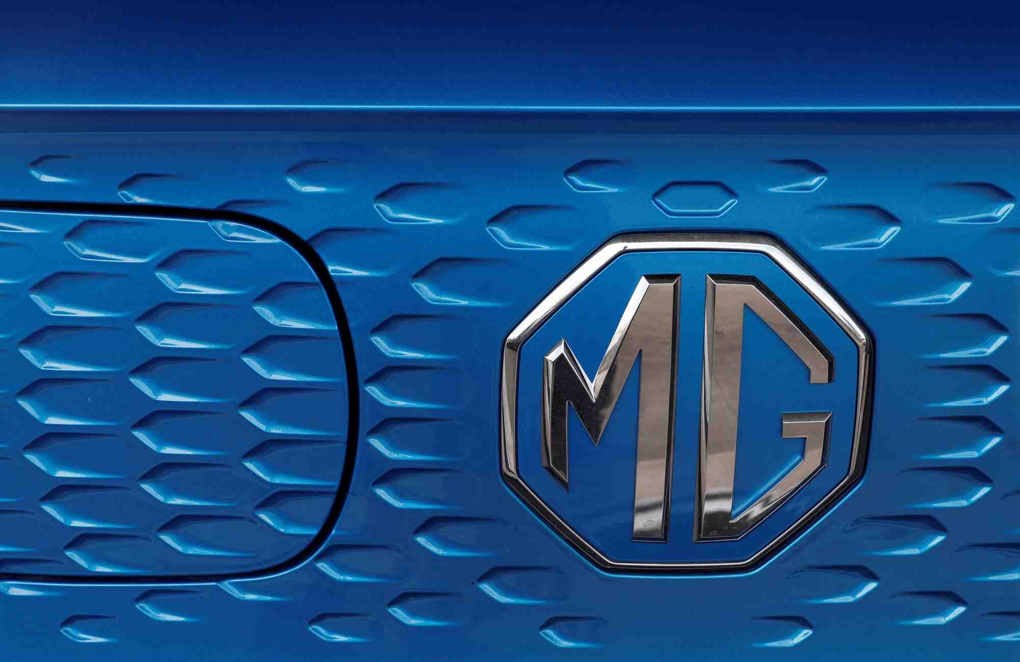 Le logo des vehicules mg motor est affiche sur un vehicule electrique dans un showroom en espagne