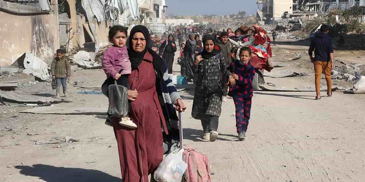 Des Palestiniens, déplacés de Beit Lahia, arrivent à Jabalia, dans le nord de Gaza, mercredi.
