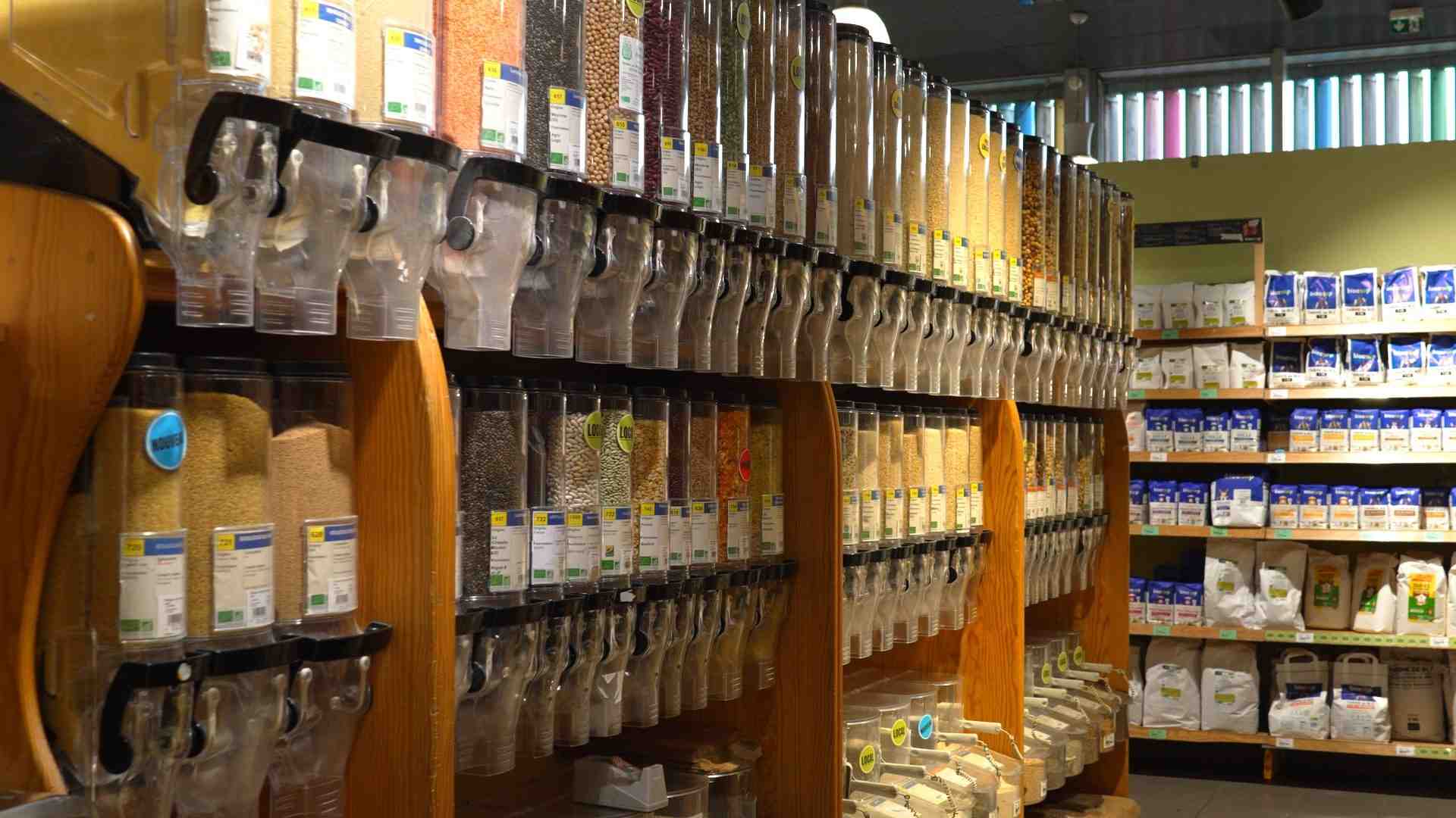 En 2024, la consommation nationale de produits bio a représenté un chiffre d'affaires de 12 milliards d'euros. Les ventes dans les 2.697 magasins spécialisés bio ont grimpé de 5,9%, à 4,5 milliards d'euros (source Interbio Bretagne).