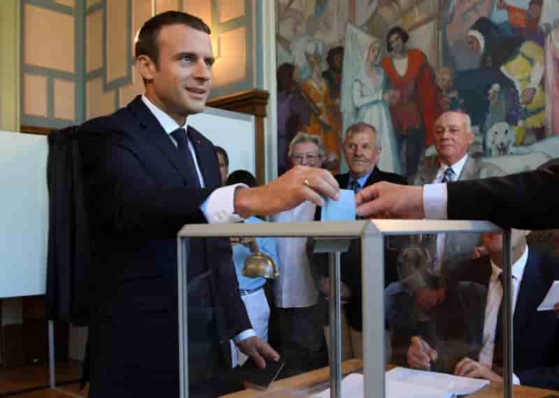 Les electeurs aux urnes pour le second tour des legislatives