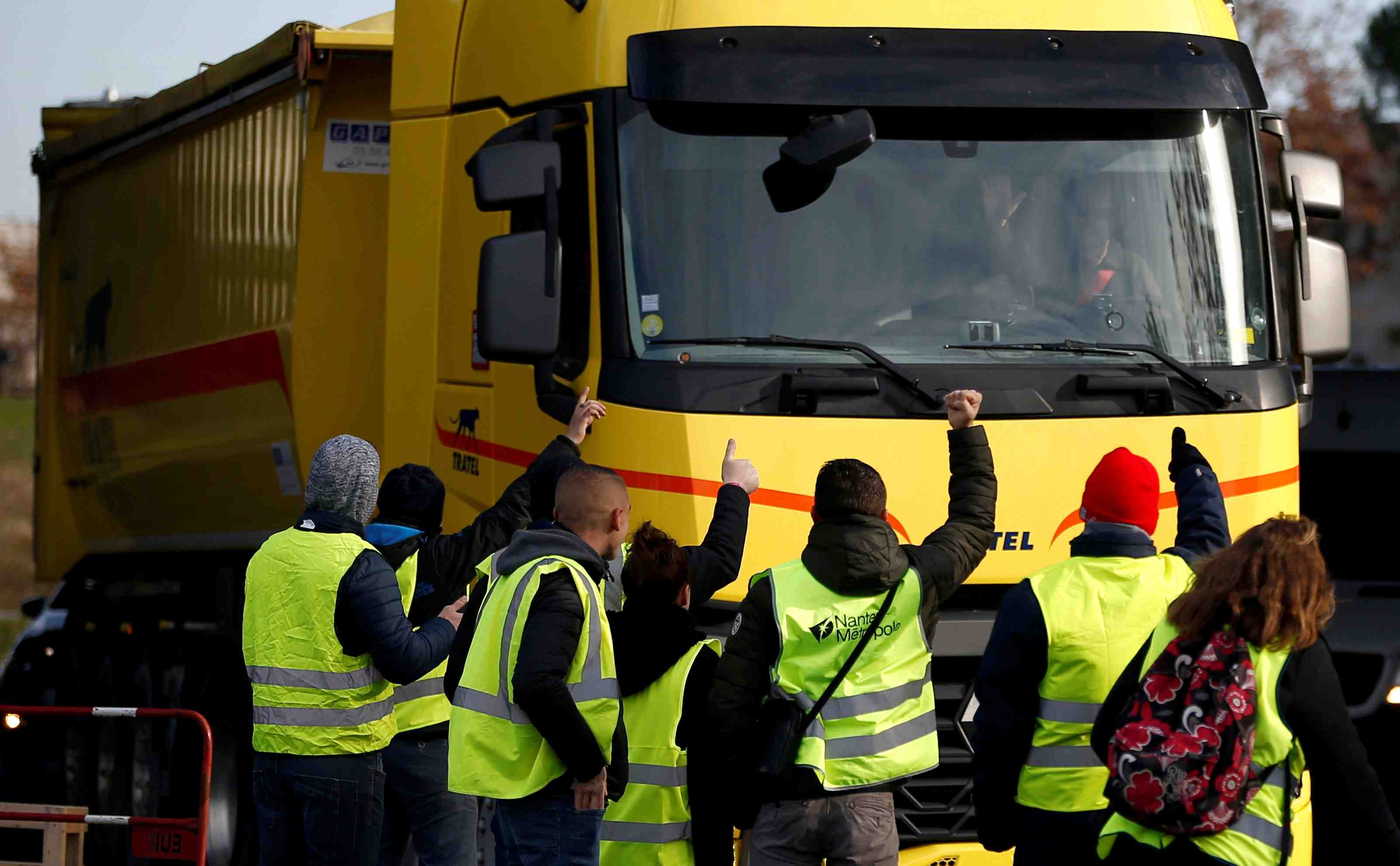Le gouvernement denonce une "derive" des "gilets jaunes"