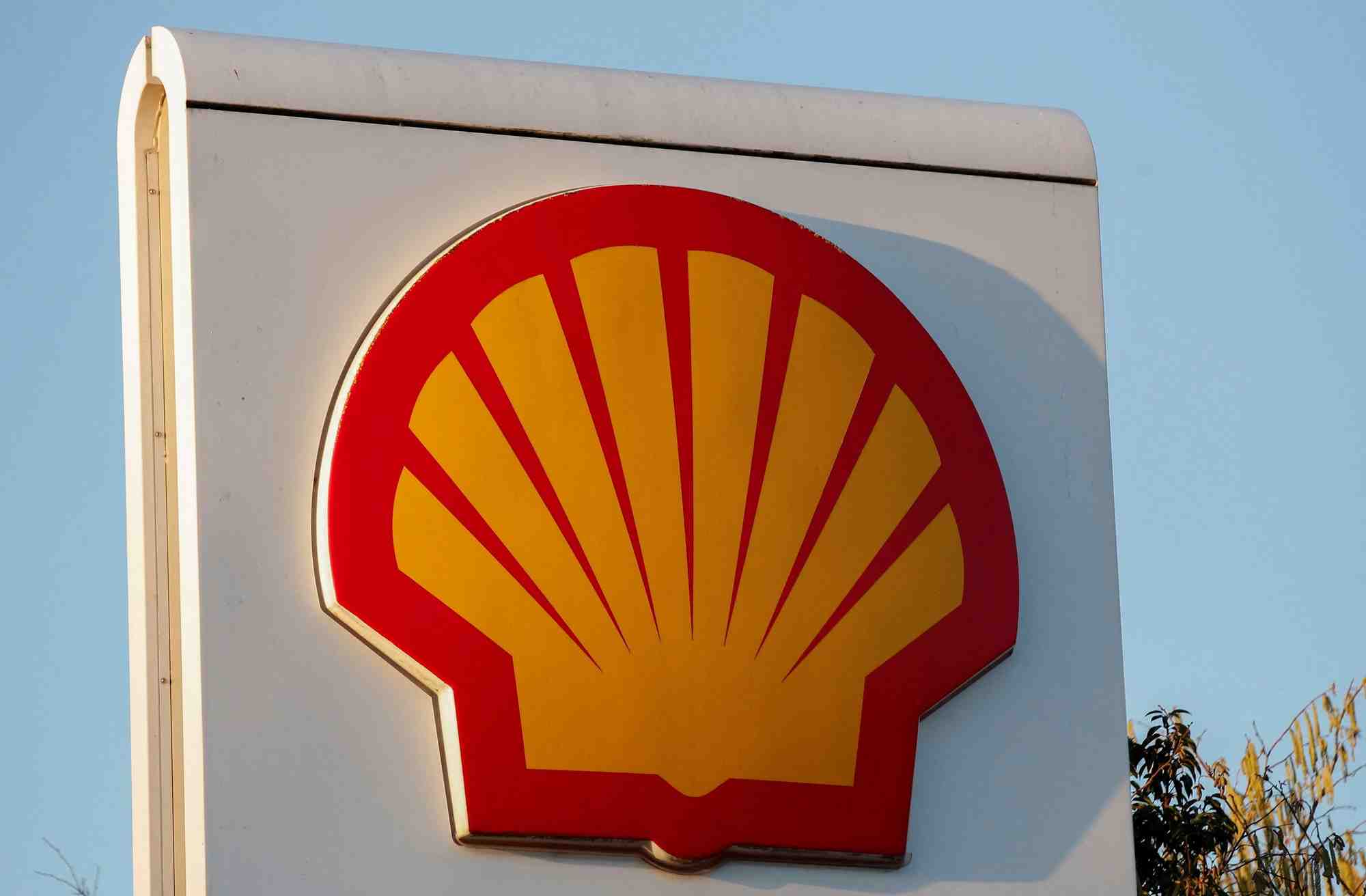 Photo d'archives du logo de shell a une station-service