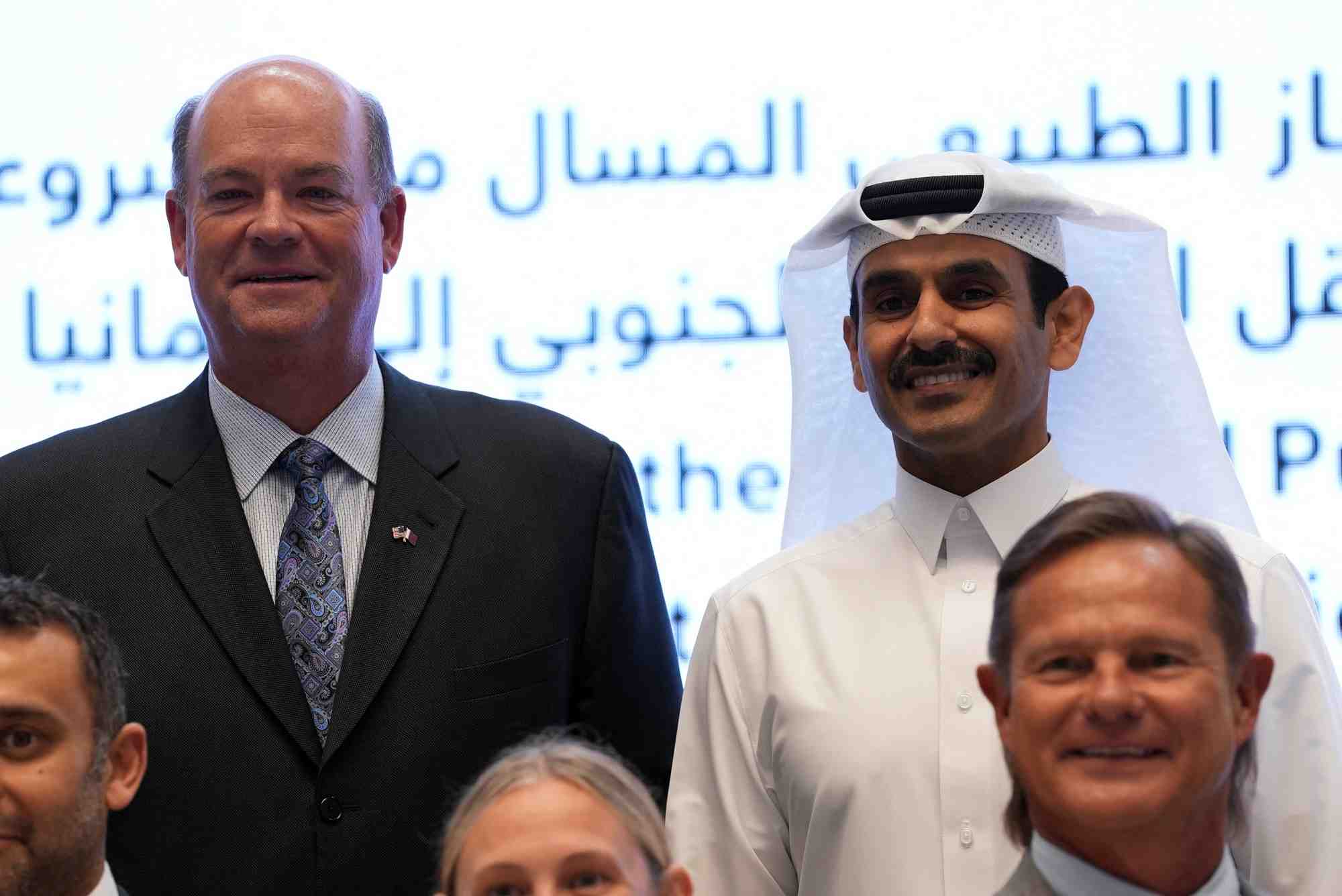 Photo de saad al-kaabi, pdg de qatarenergy et ministre de l'energie du qatar, et ryan lance, et le pdg de conocophillips lors de la ceremonie de signature des accords sur l'exportation de gaz naturel liquefie (gnl) vers l'allemagne