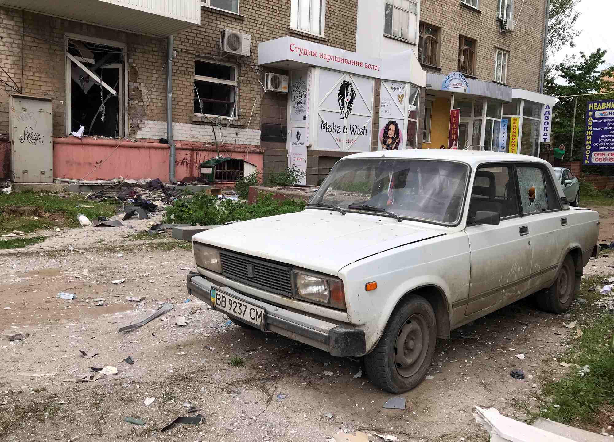 Une voiture et un immeuble endommages a luhansk