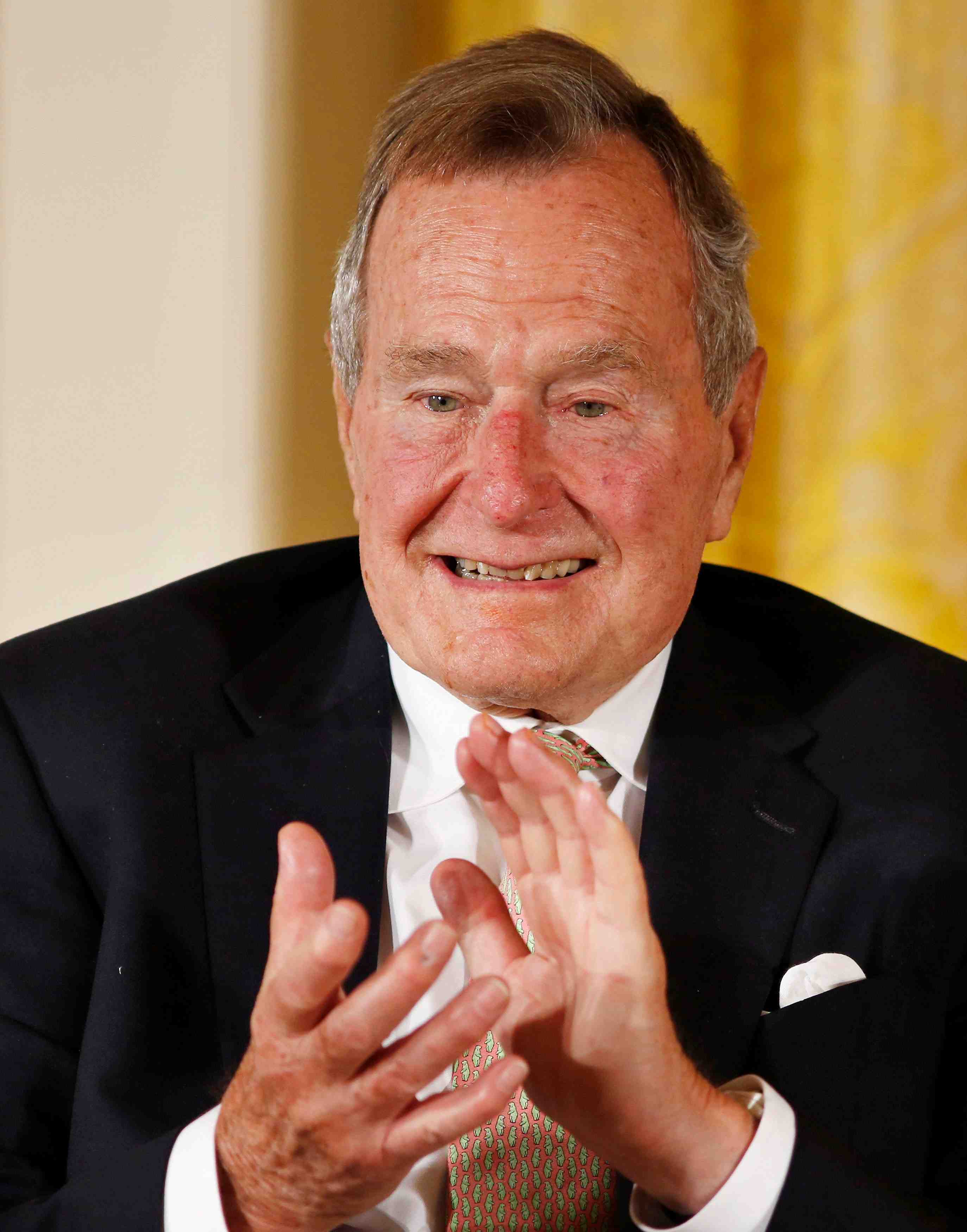 George bush pere victime d'une fracture des cervicales
