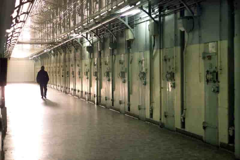 33 nouvelles prisons seront construites, annonce valls