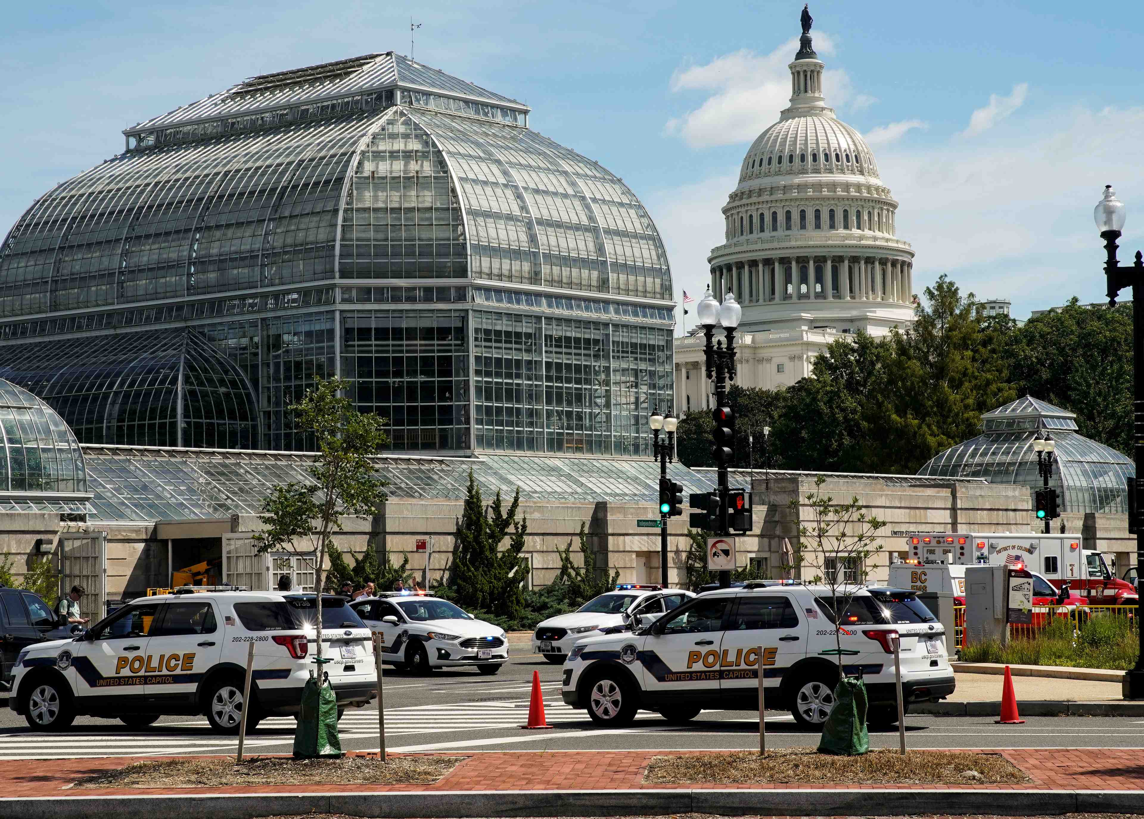 Etats-unis: la police encercle un homme soupconne de detenir des explosifs a washington