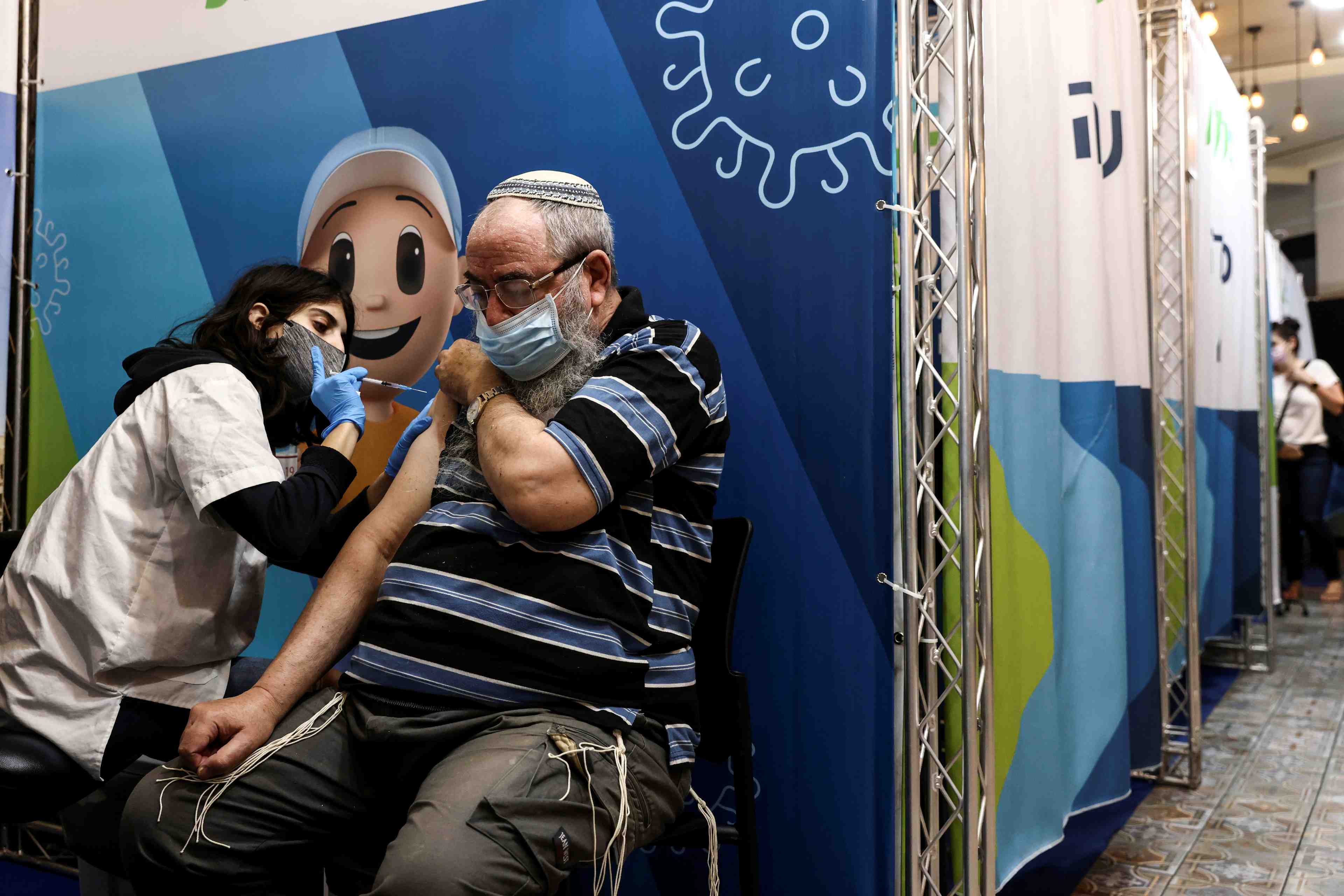 Coronavirus: en israel, de premiers signes de maitrise du variant delta grace au rappel vaccinal