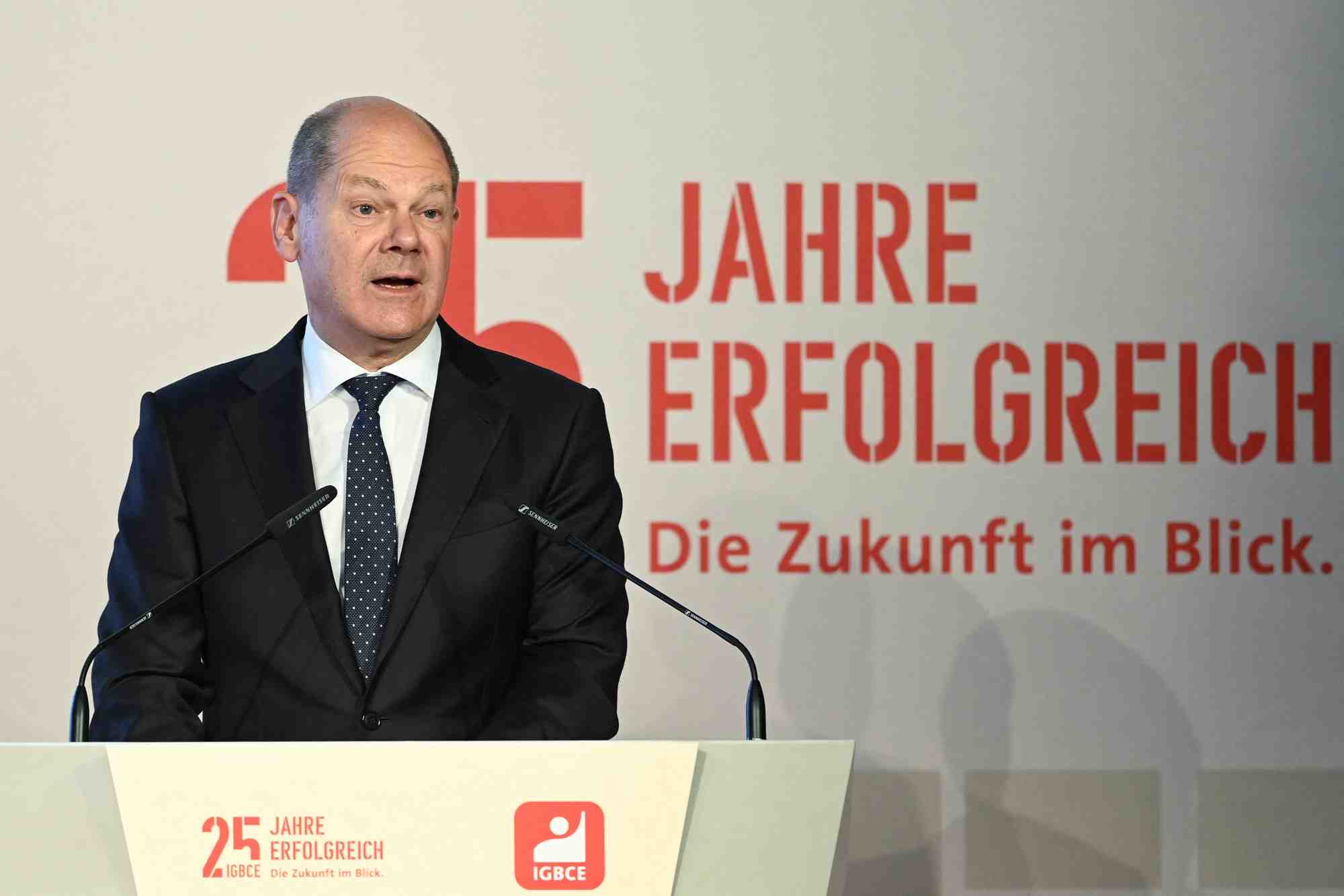 Le chancelier allemand olaf scholz lors de la celebration du 25e anniversaire du syndicat des mines, de la chimie et de l'energie igbce a hanovre