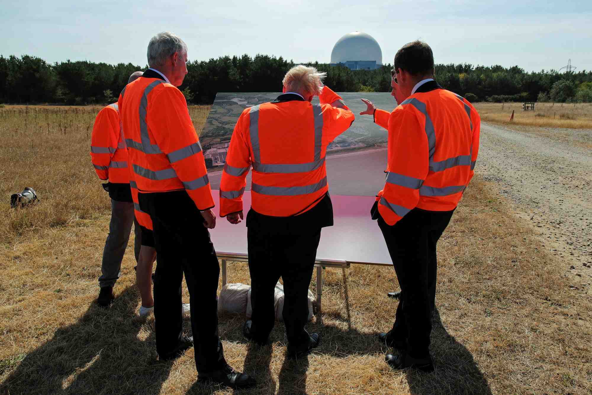 Photo de l'ex-premier ministre britannique, boris johnson, en train d'examiner les plans de sizewell c