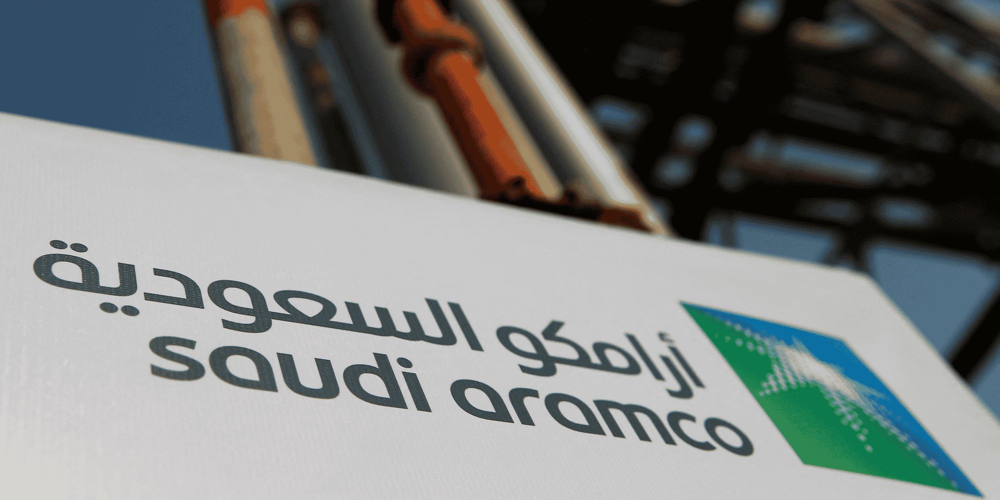 Photo du logo de saudi aramco sur le site petrolier d'abqaiq