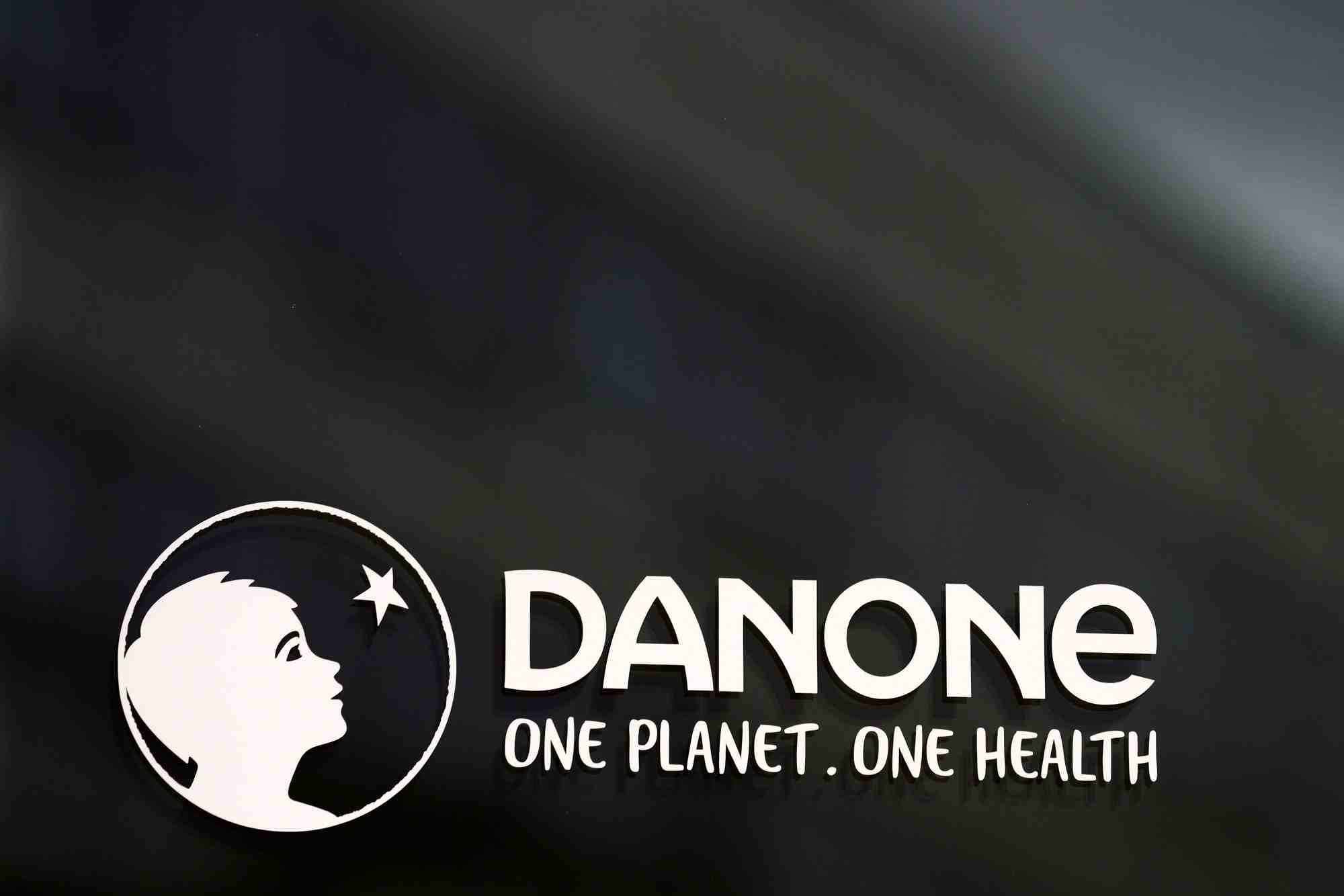 Logo du groupe danone au siege de l'entreprise a rueil-malmaison