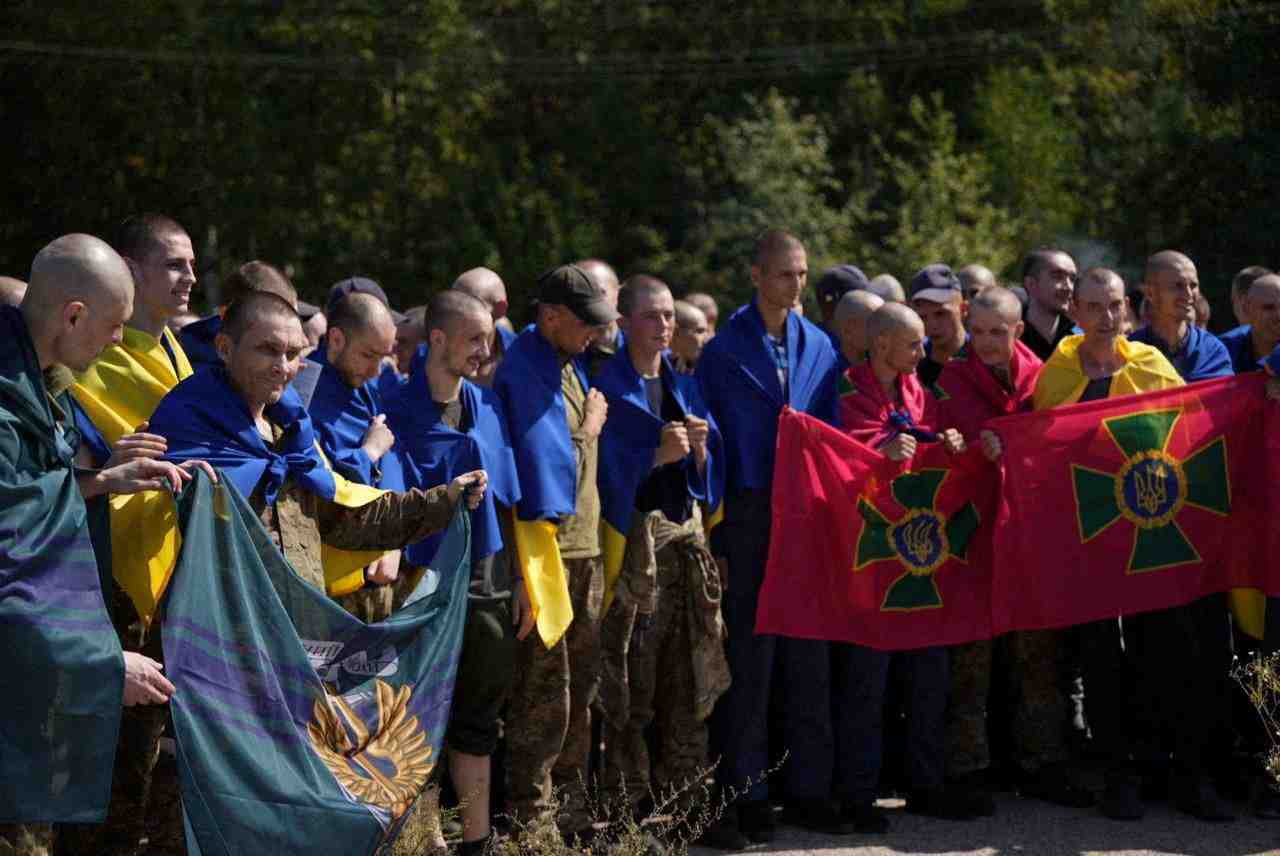 Les prisonniers de guerre ukrainiens se rassemblent apres un echange dans un lieu inconnu en ukraine.