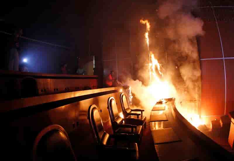 Des manifestants incendient le parlement d'un Etat mexicain