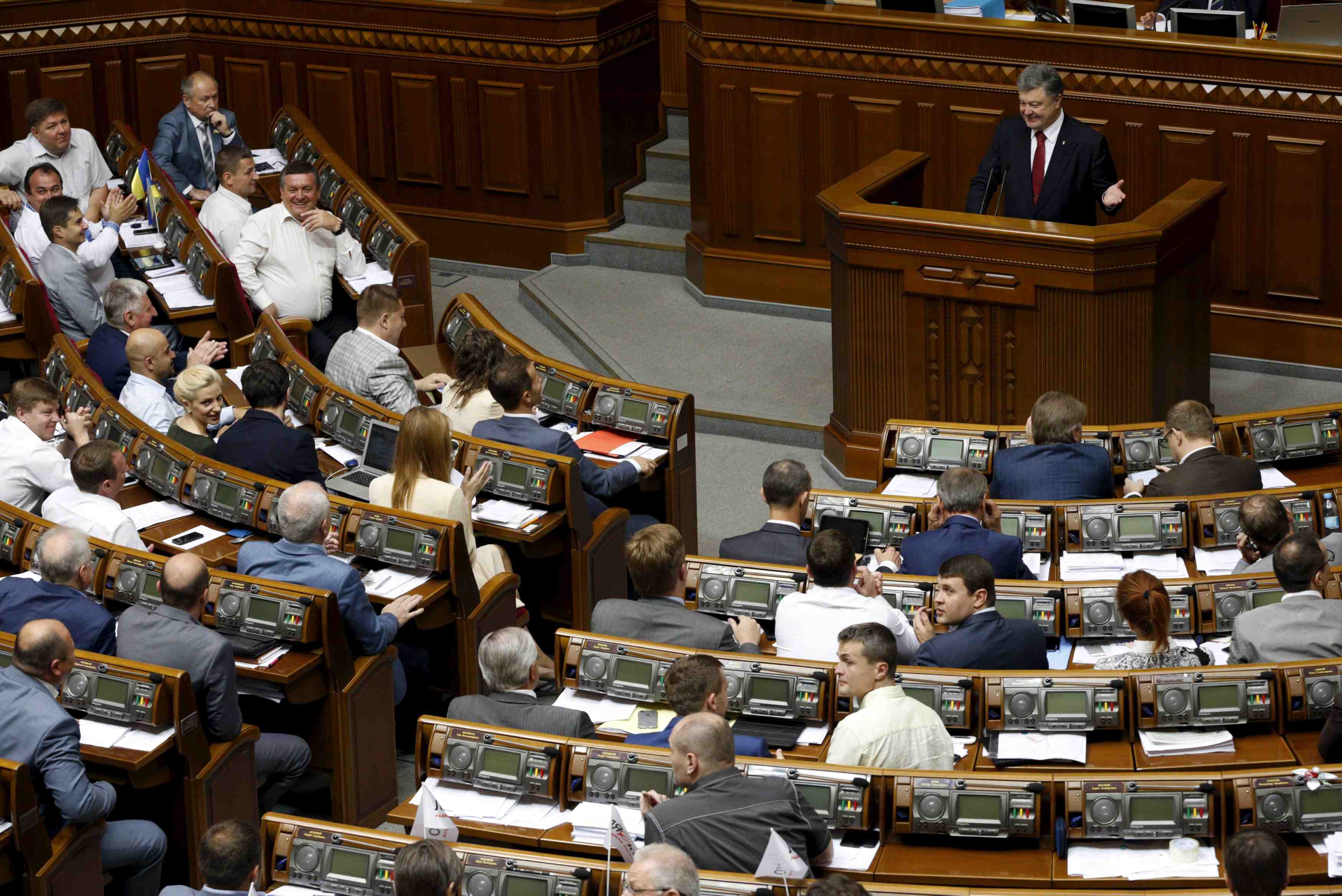 Le president ukrainien evoque une "gigantesque menace" dans l'est
