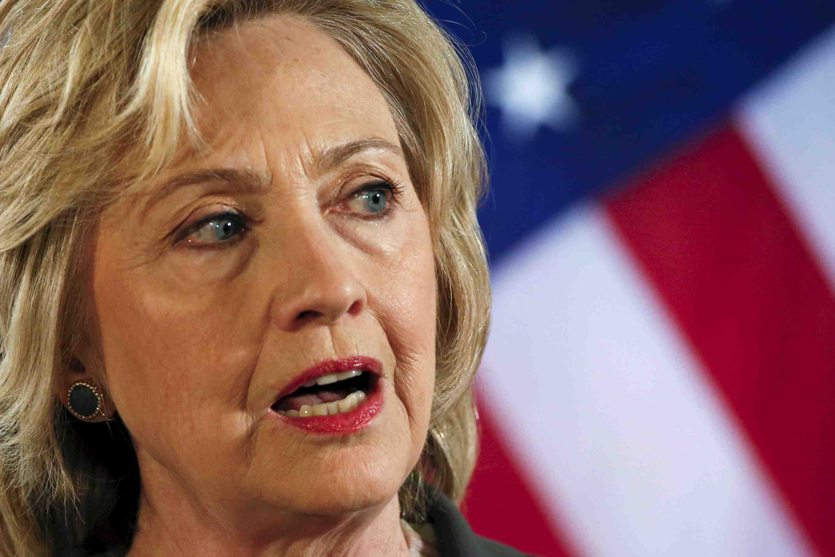 Des courriels du compte personnel d'hillary clinton contenaient des informations secretes