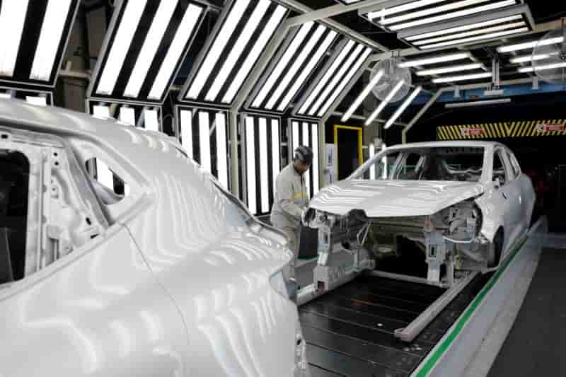 Renault: s&p releve sa note de credit de "bbb-" a "bbb"