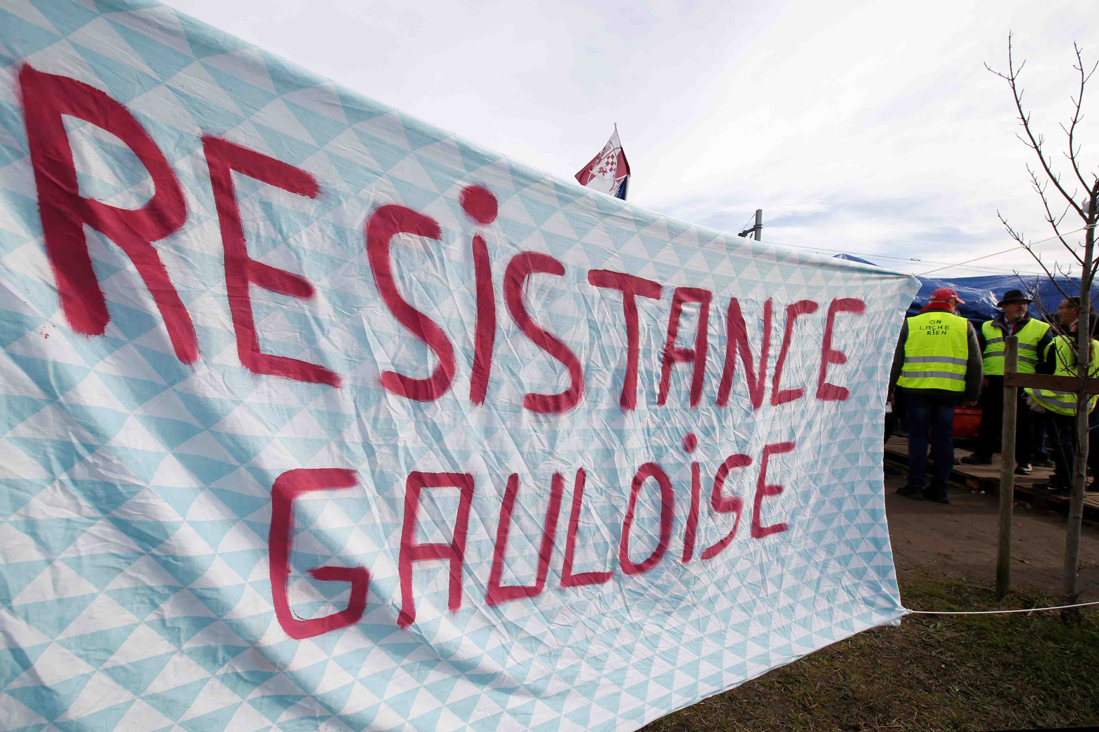 Gilets jaunes: la hausse de la taxe carbone est abandonnee, dit l'elysee