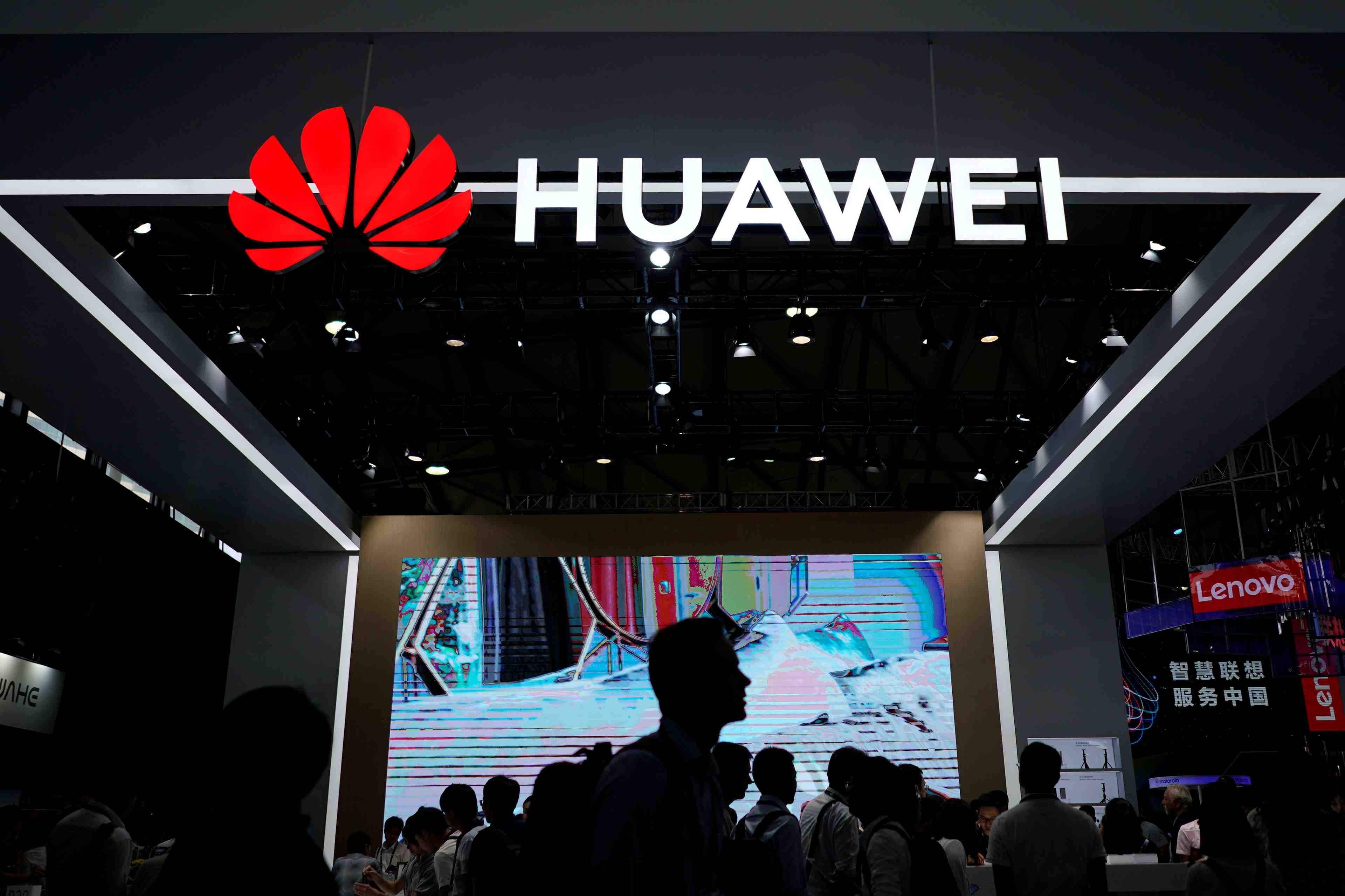 Les etats-unis veulent freiner l'expansion de huawei, selon pekin