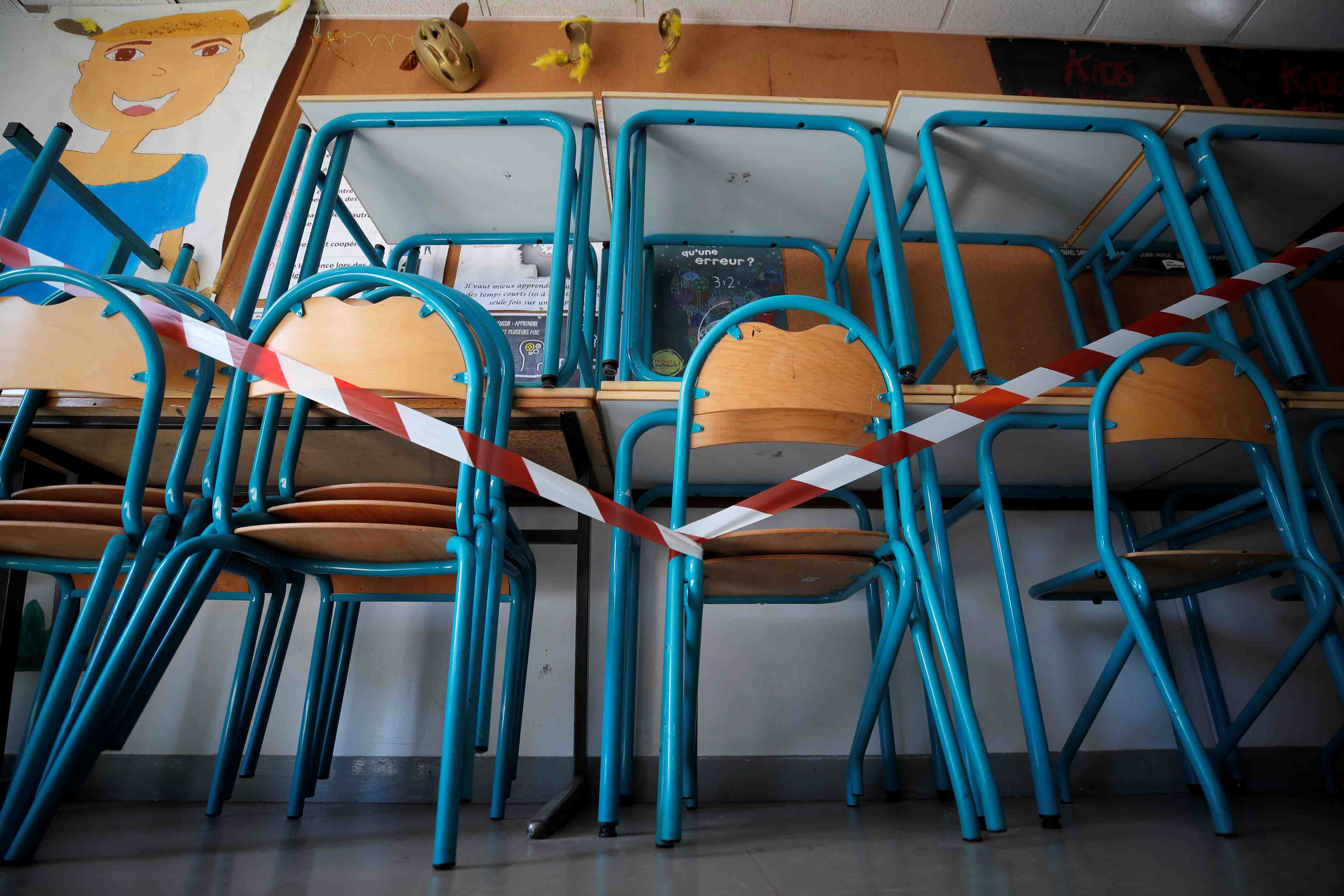 France: la distanciation physique va etre assouplie dans les ecoles