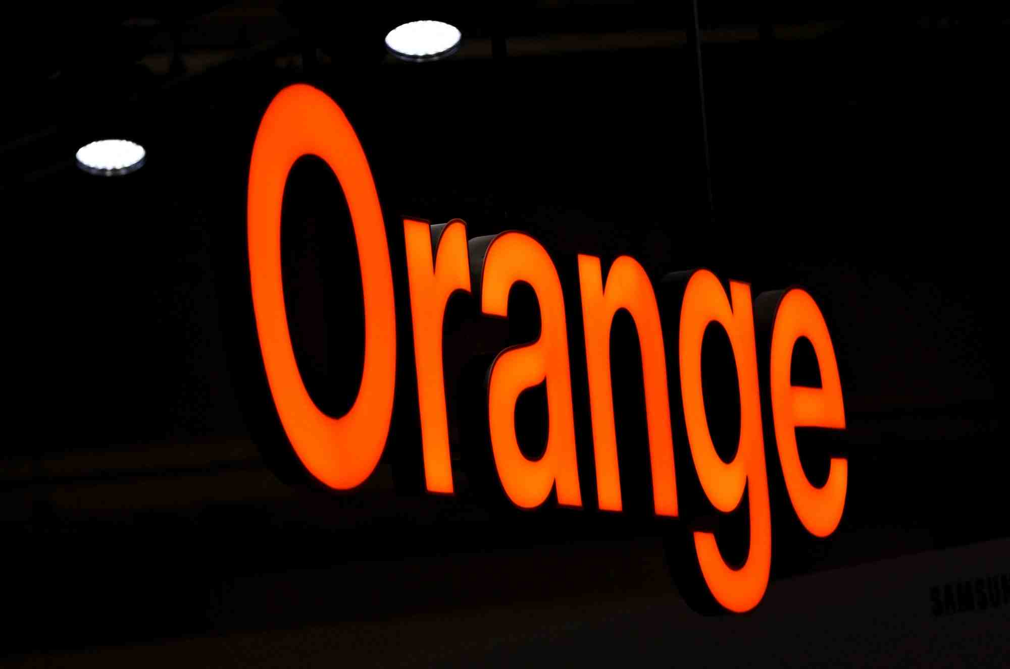 Le logo d'orange lors du mobile world congress 2022