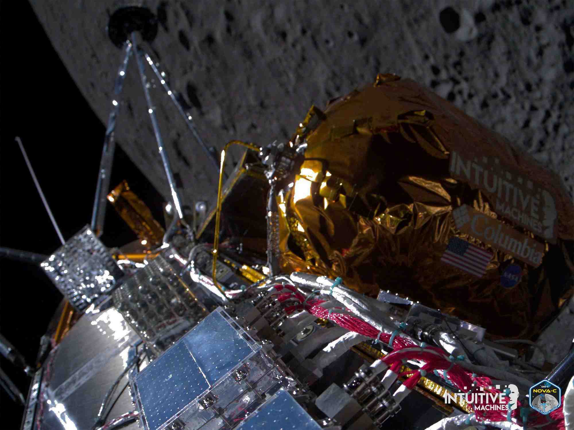 Le vaisseau spatial odysseus d'intuitive machines passe au-dessus de la face cachee de la lune