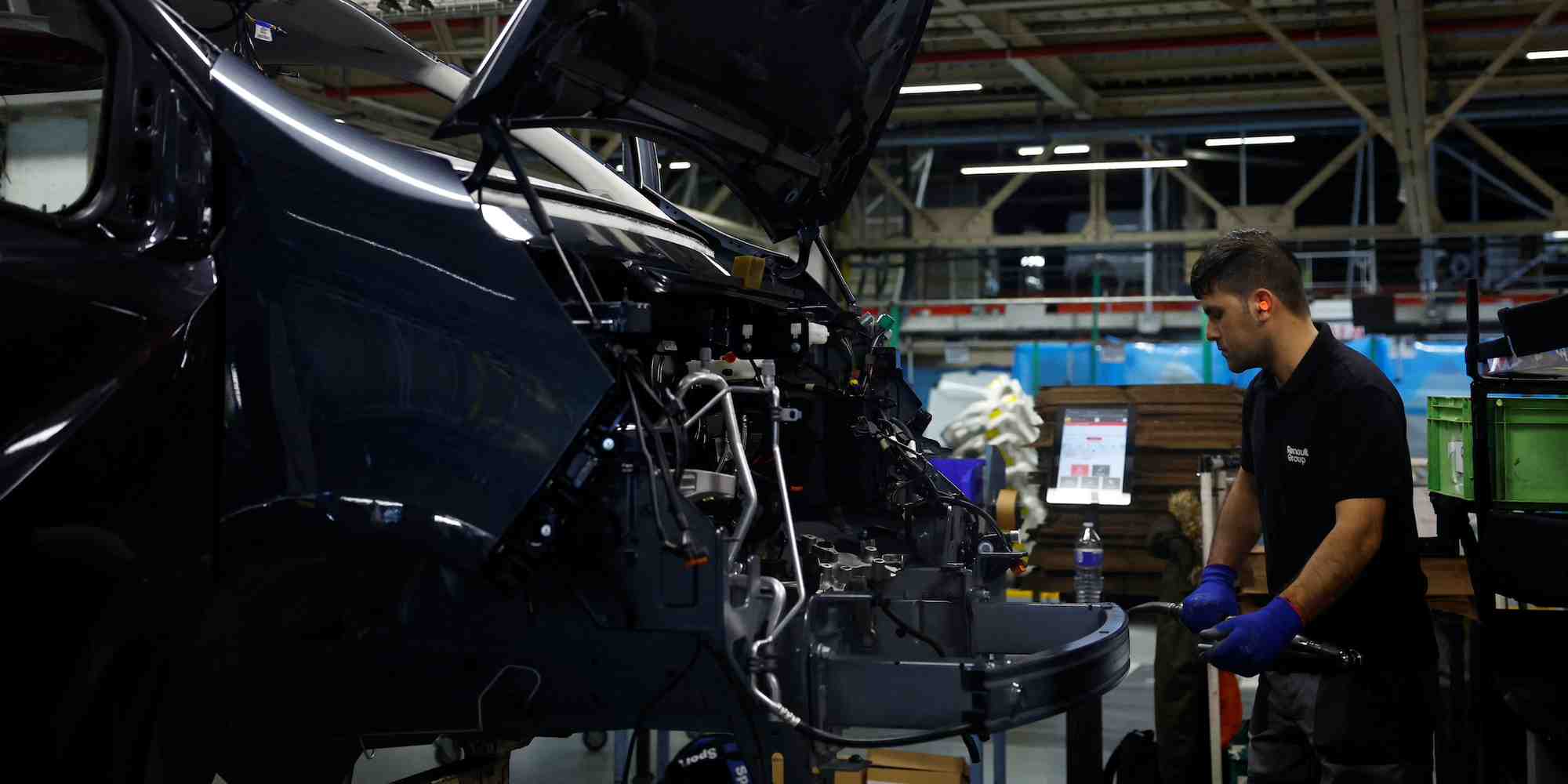Un employé à l'usine Renault de Sandouville, près du Havre, qui produit des utilitaires.