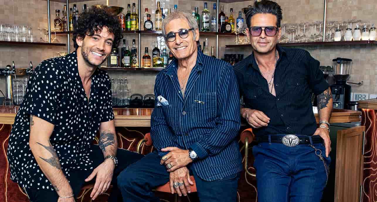Cet été, « La Tribune Dimanche » rencontre des familles d'artistes. Rencontre avec Gérard Lanvin et ses deux fils, Léo (à gauche), DJ et animateur, et Manu (à droite), musicien.