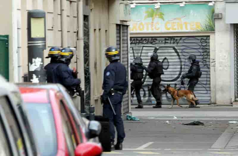 Deux morts et sept arrestations apres l'assaut a saint-denis