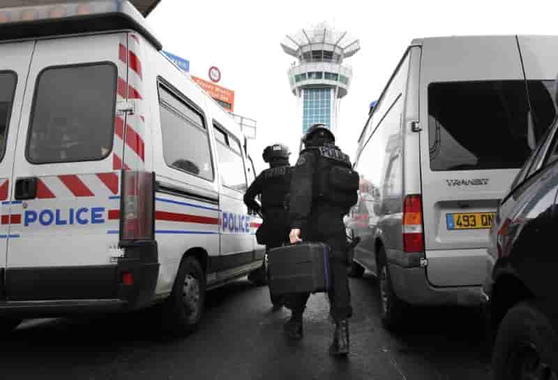 L'homme abattu a orly avait auparavant blesse un policier