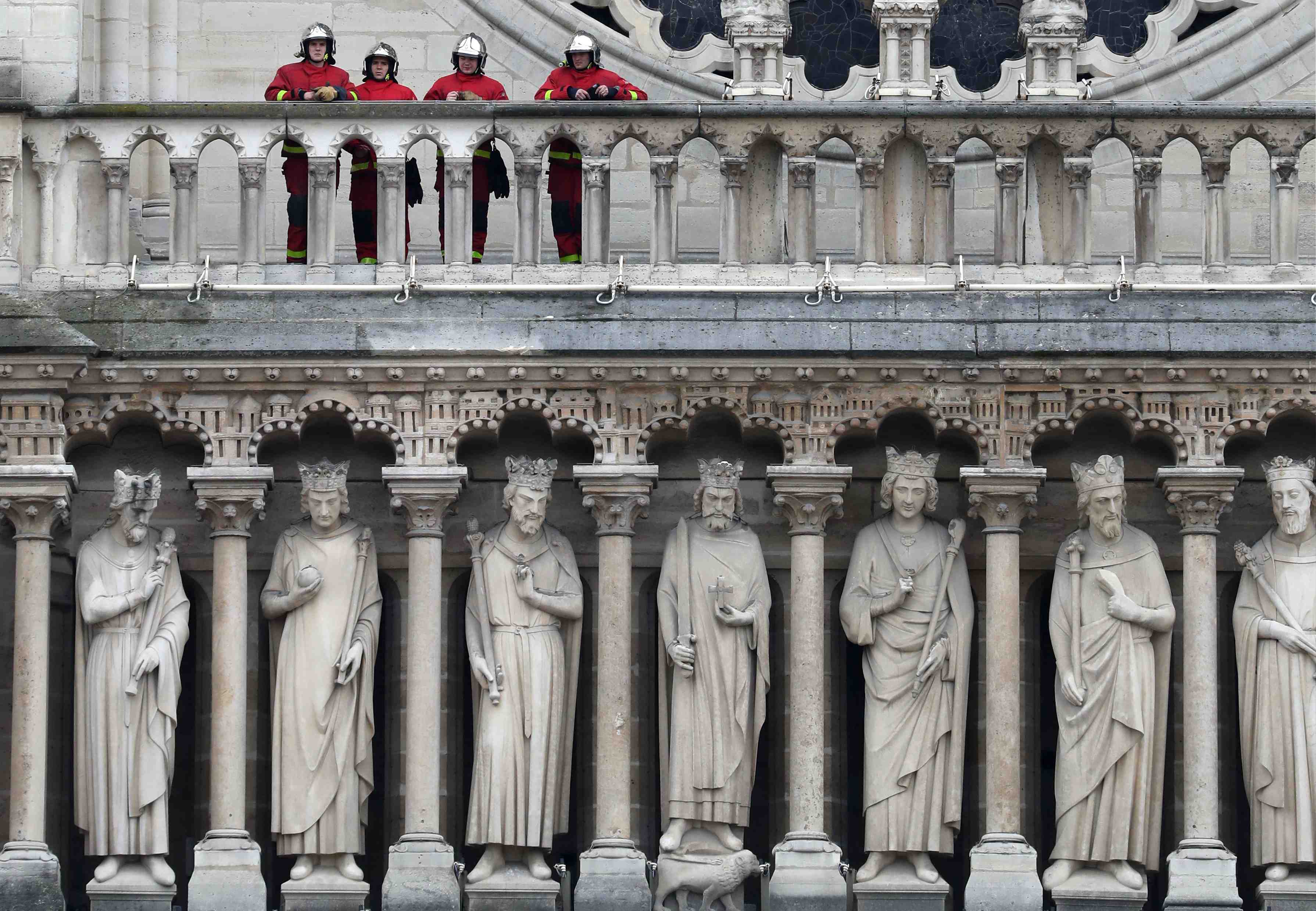Notre-dame: "hip hip hip hourra pour les pompiers!"