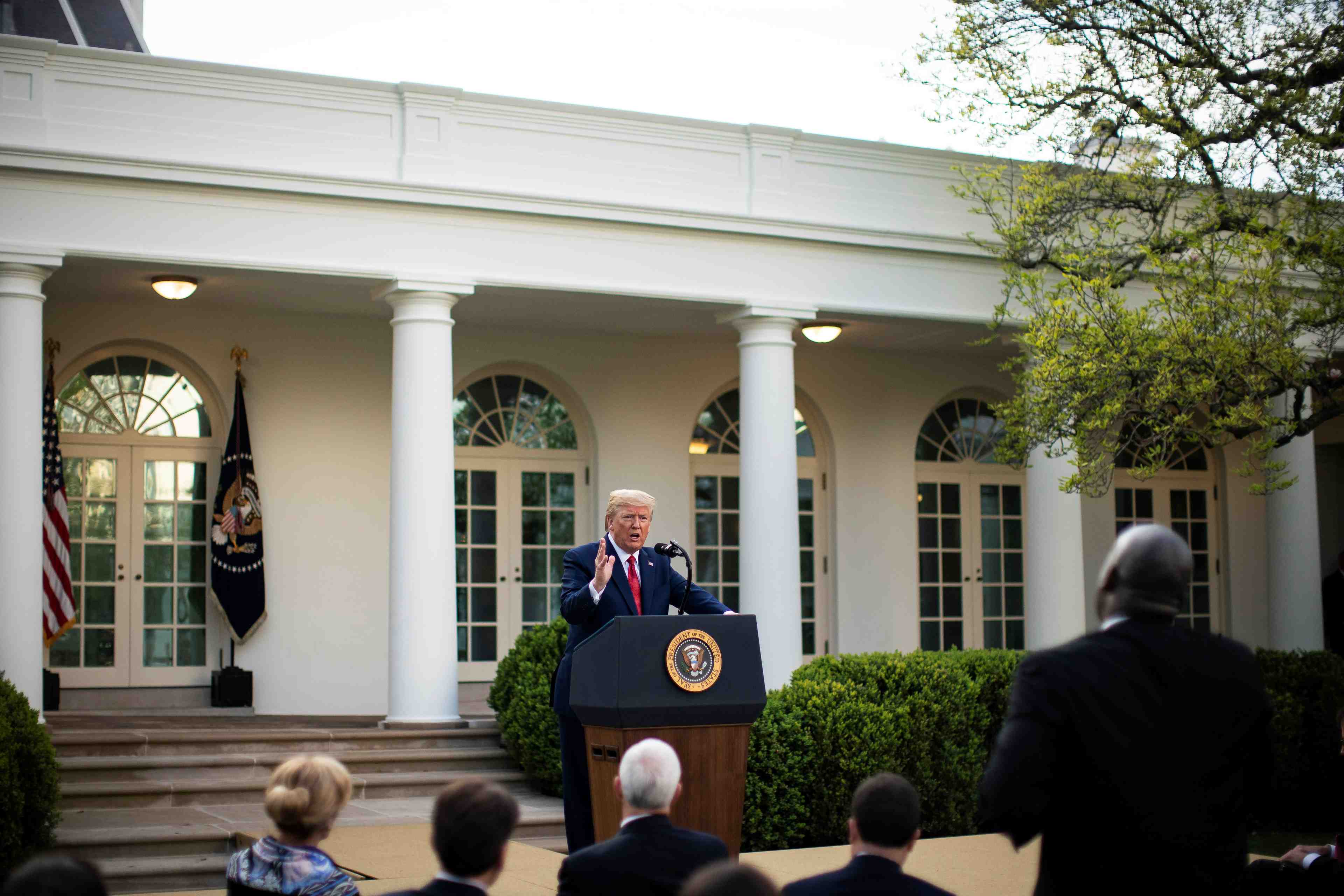 Coronavirus/usa: le pic des deces prevu dans deux semaines, affirme trump