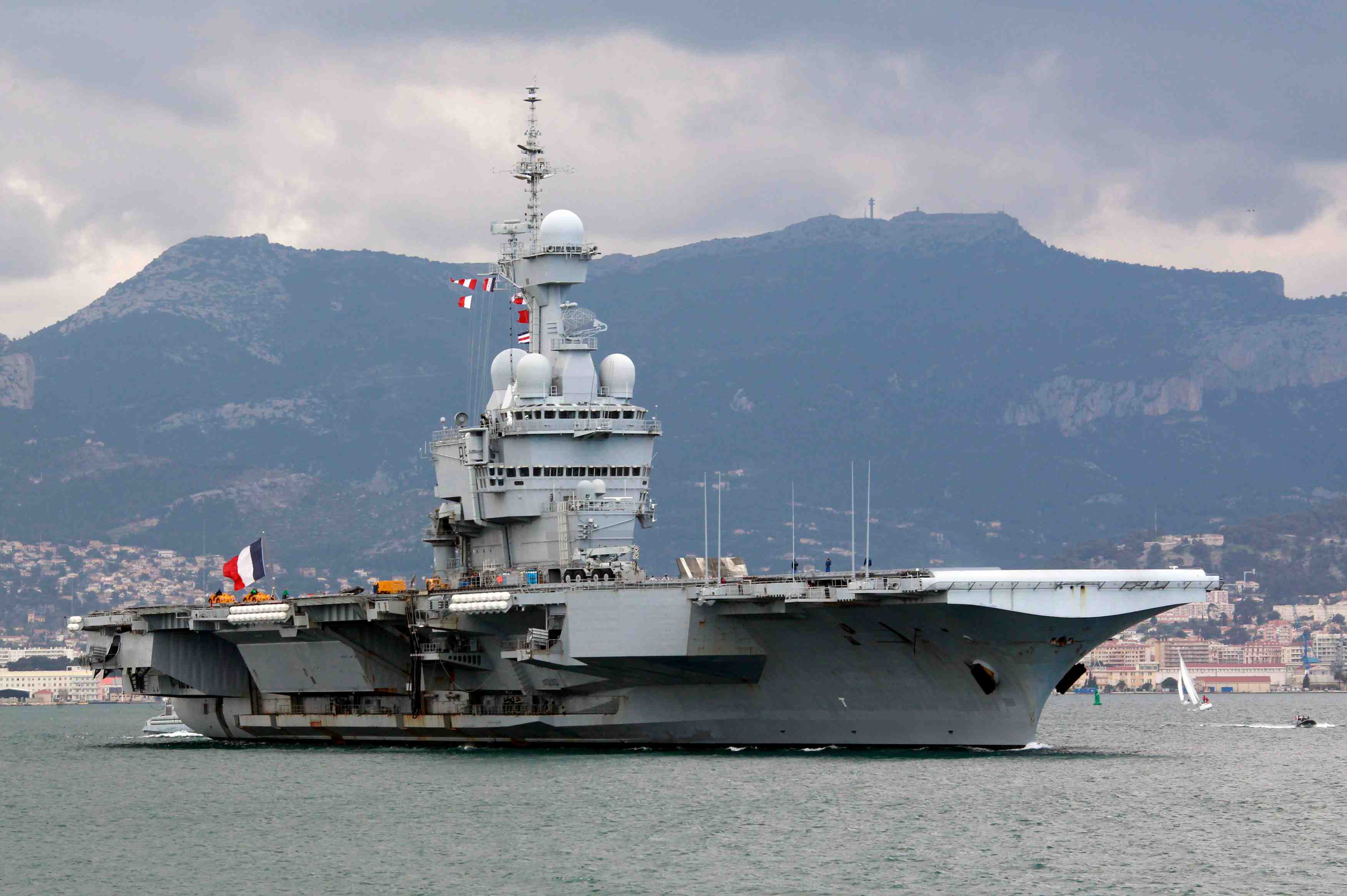 France: le charles-de-gaulle deploye en soutien de l'operation chammal