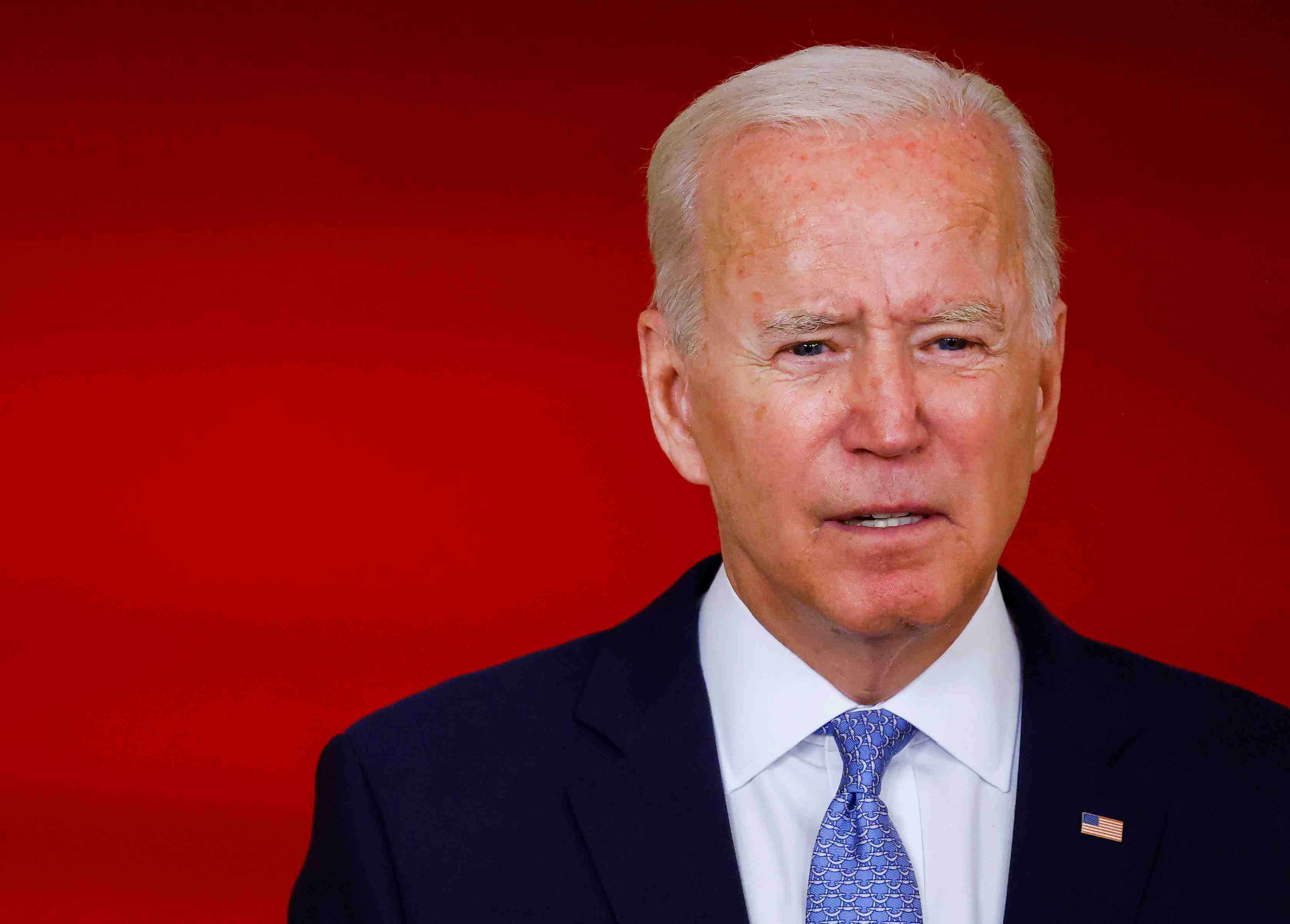 Biden critique l'armee afghane et trump apres le retrait desordonne de kaboul