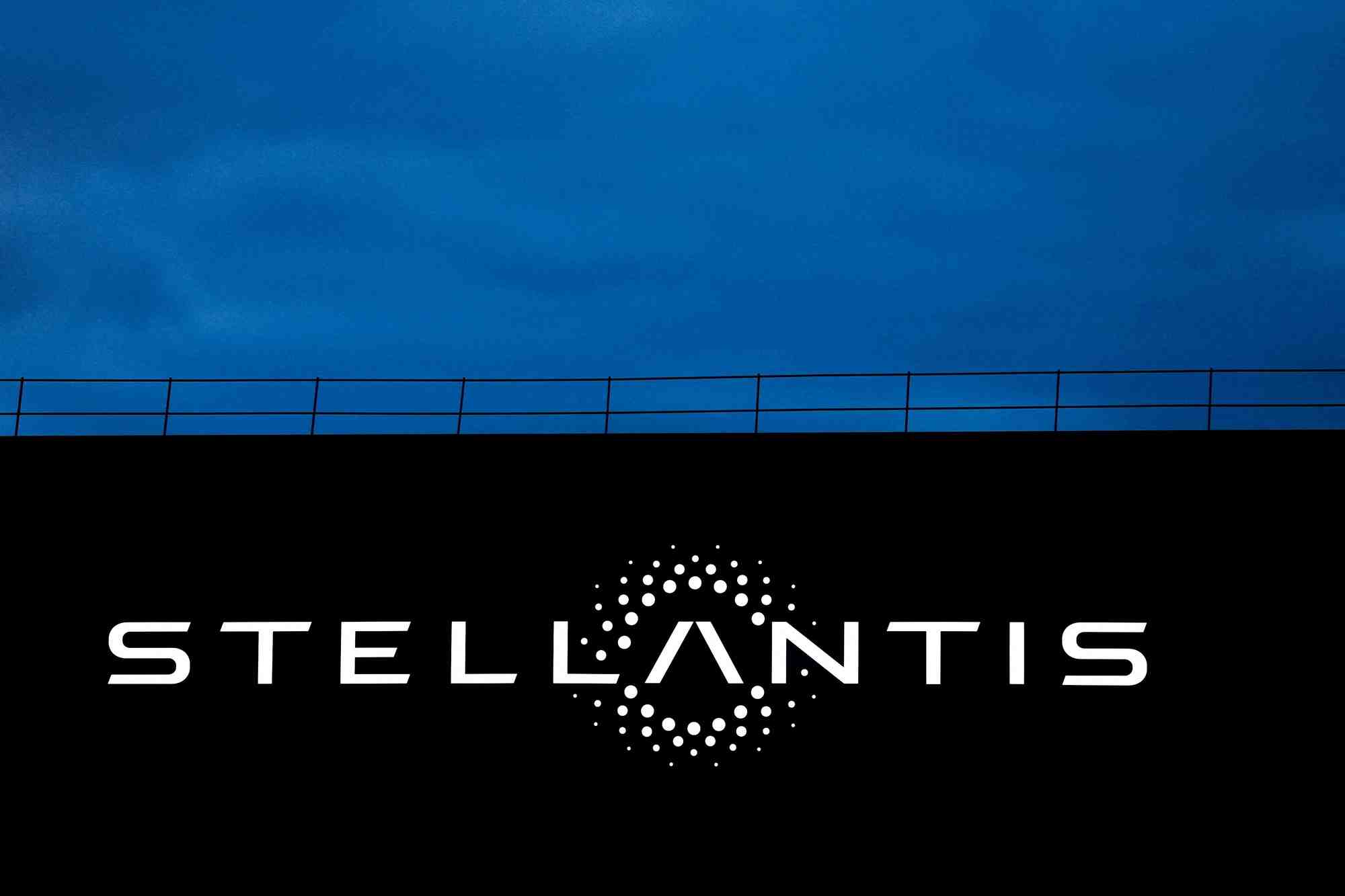 Le logo stellantis, pres de paris