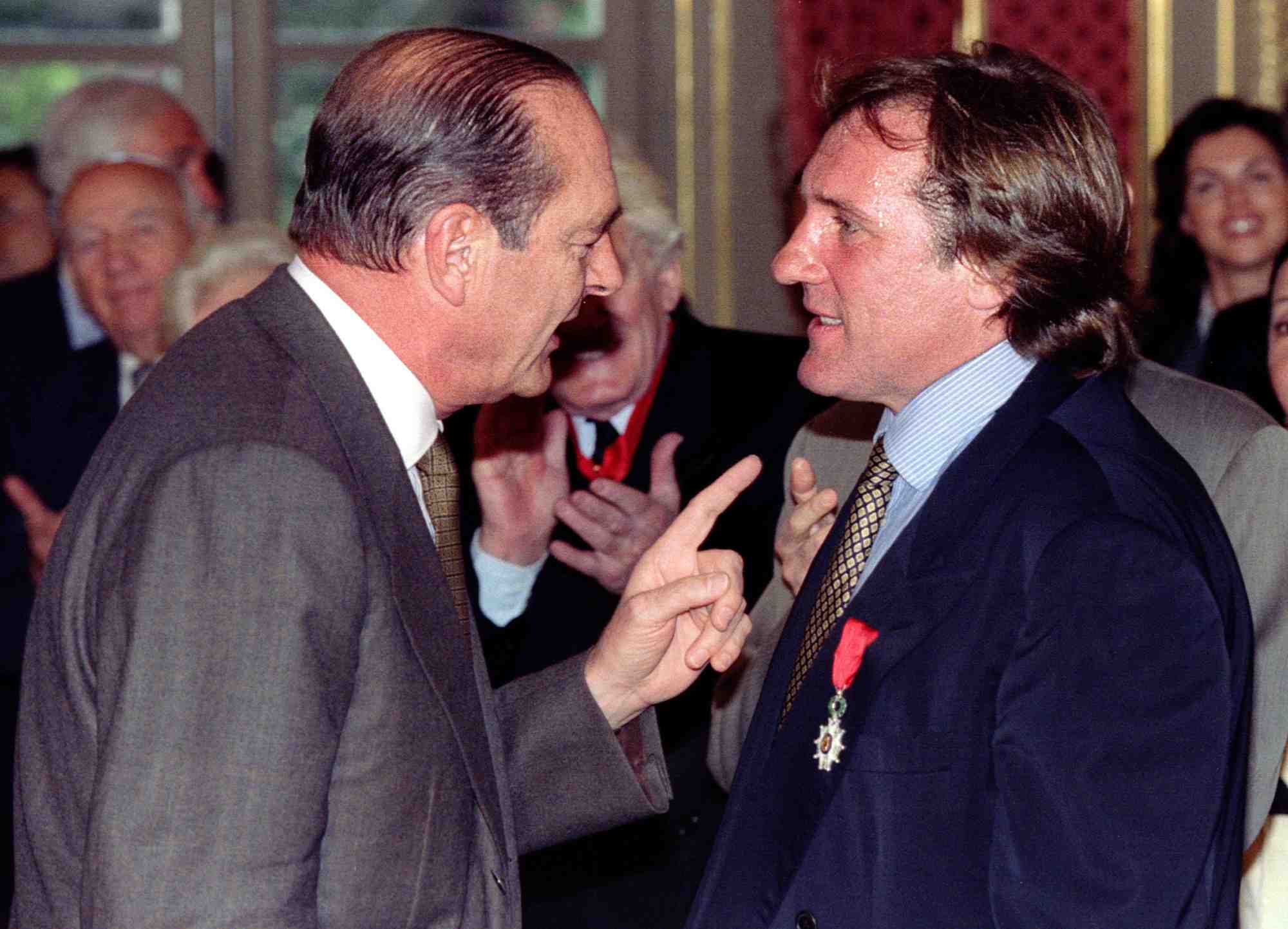 Le president francais jacques chirac remet la medaille de la legion d'honneur a gerard depardieu, star du cinema francais, a paris