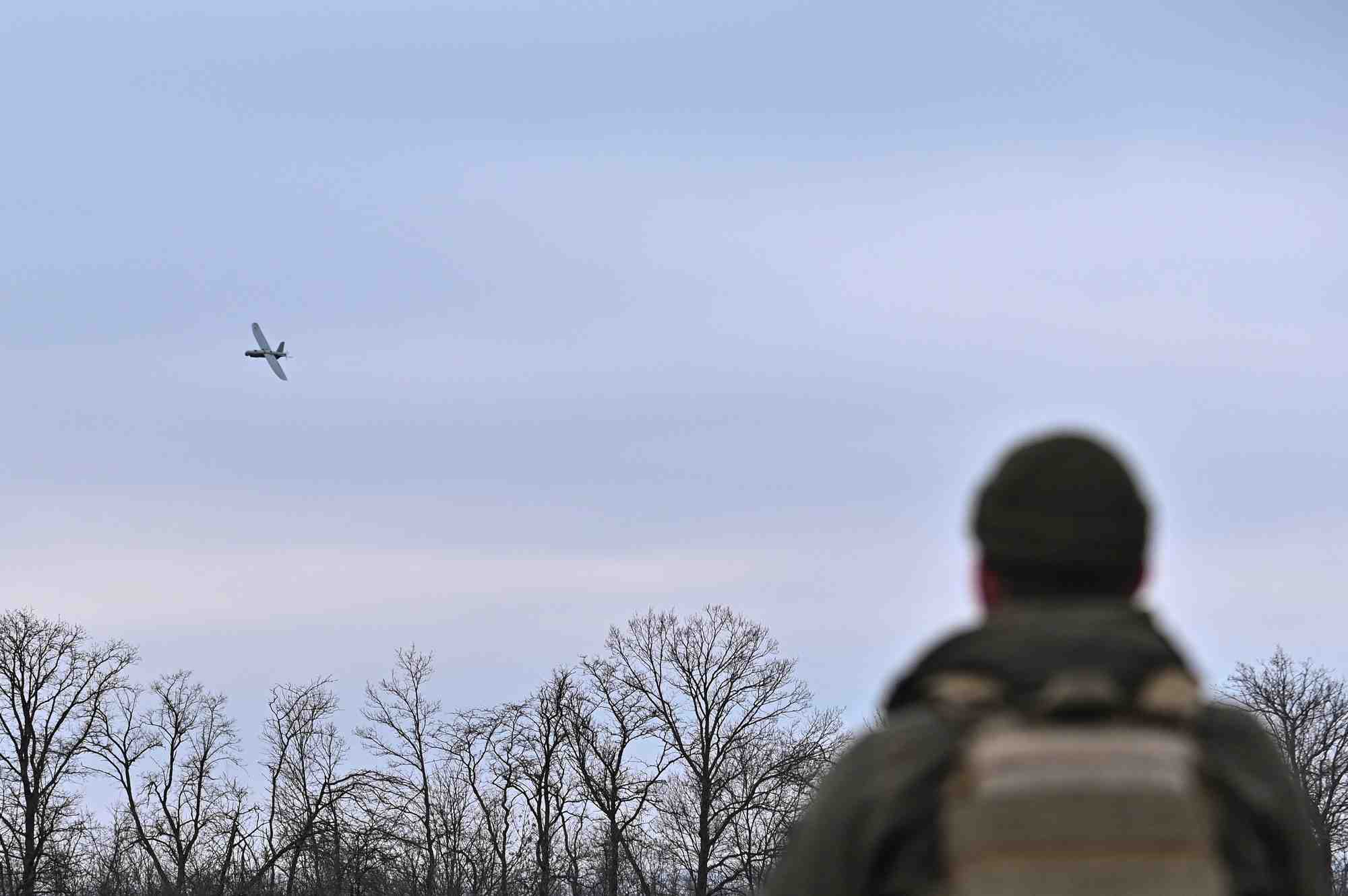 Un militaire ukrainien controlant un drone de reconnaissance, en ukraine