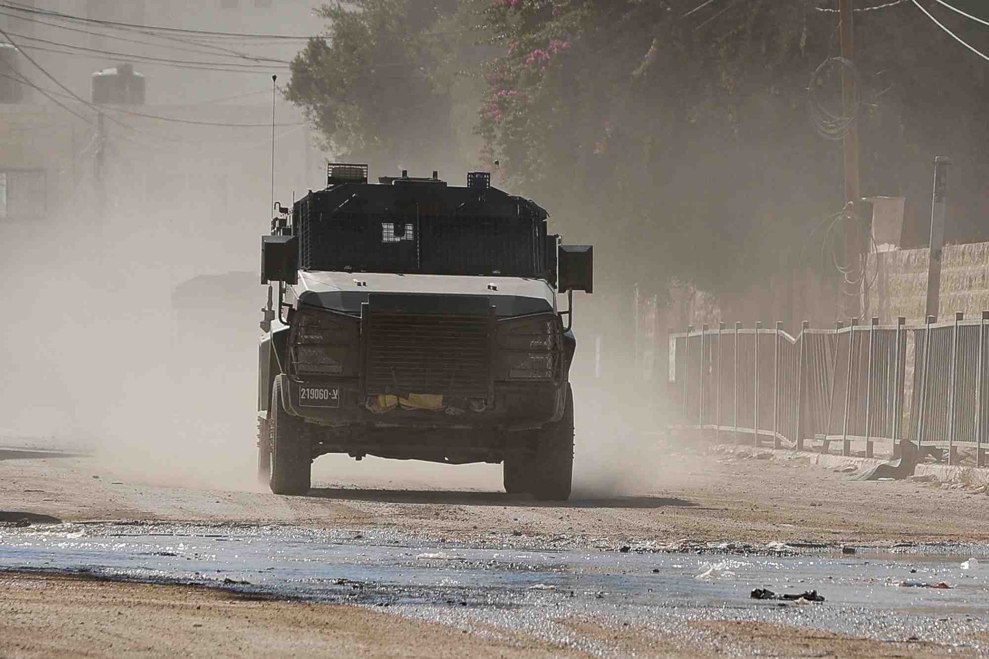 Des vehicules militaires israeliens participent a un raid, a jenine