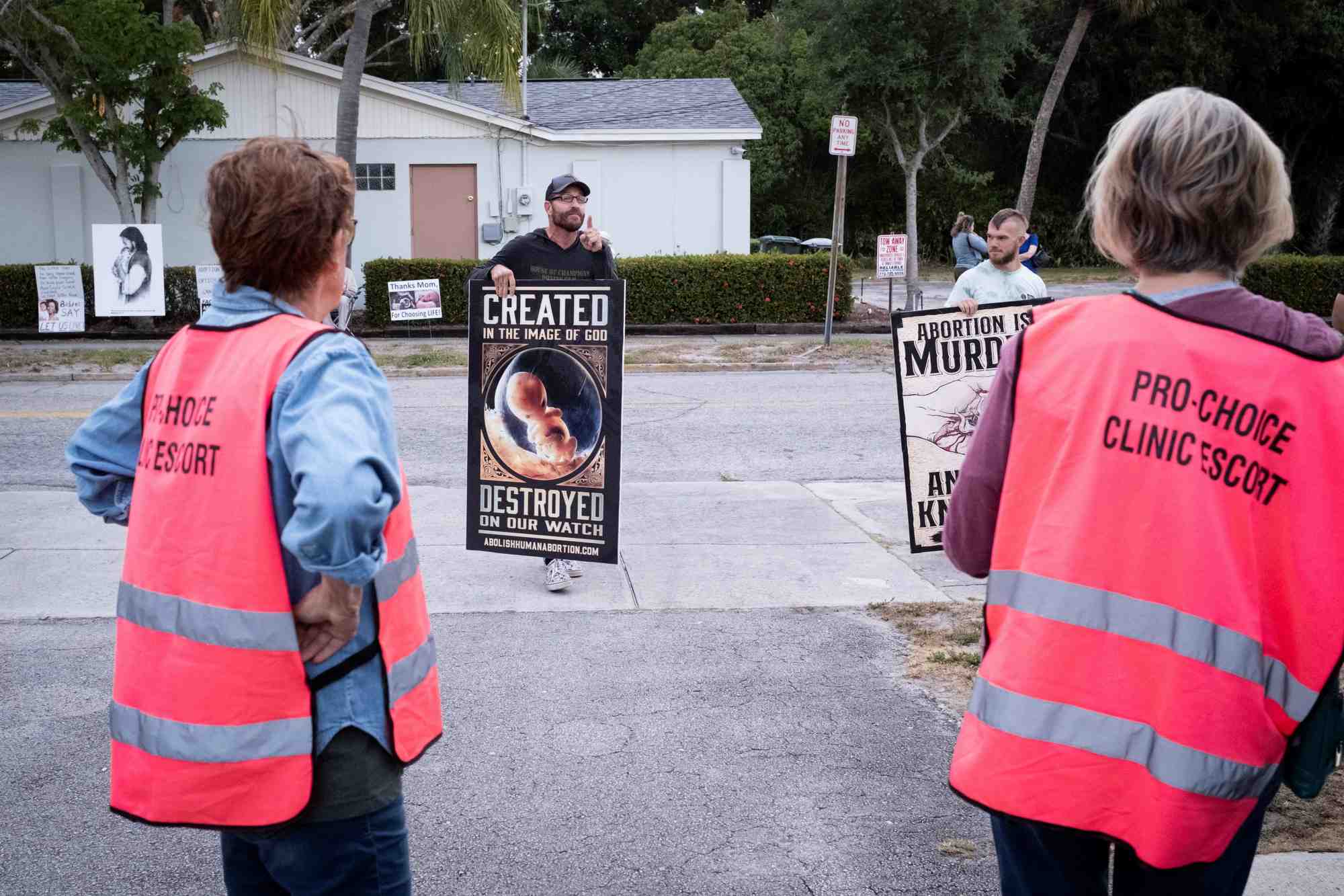 Un militant anti-avortement face a des accompagnateurs de clinique a l'exterieur d'une clinique d'avortement en floride